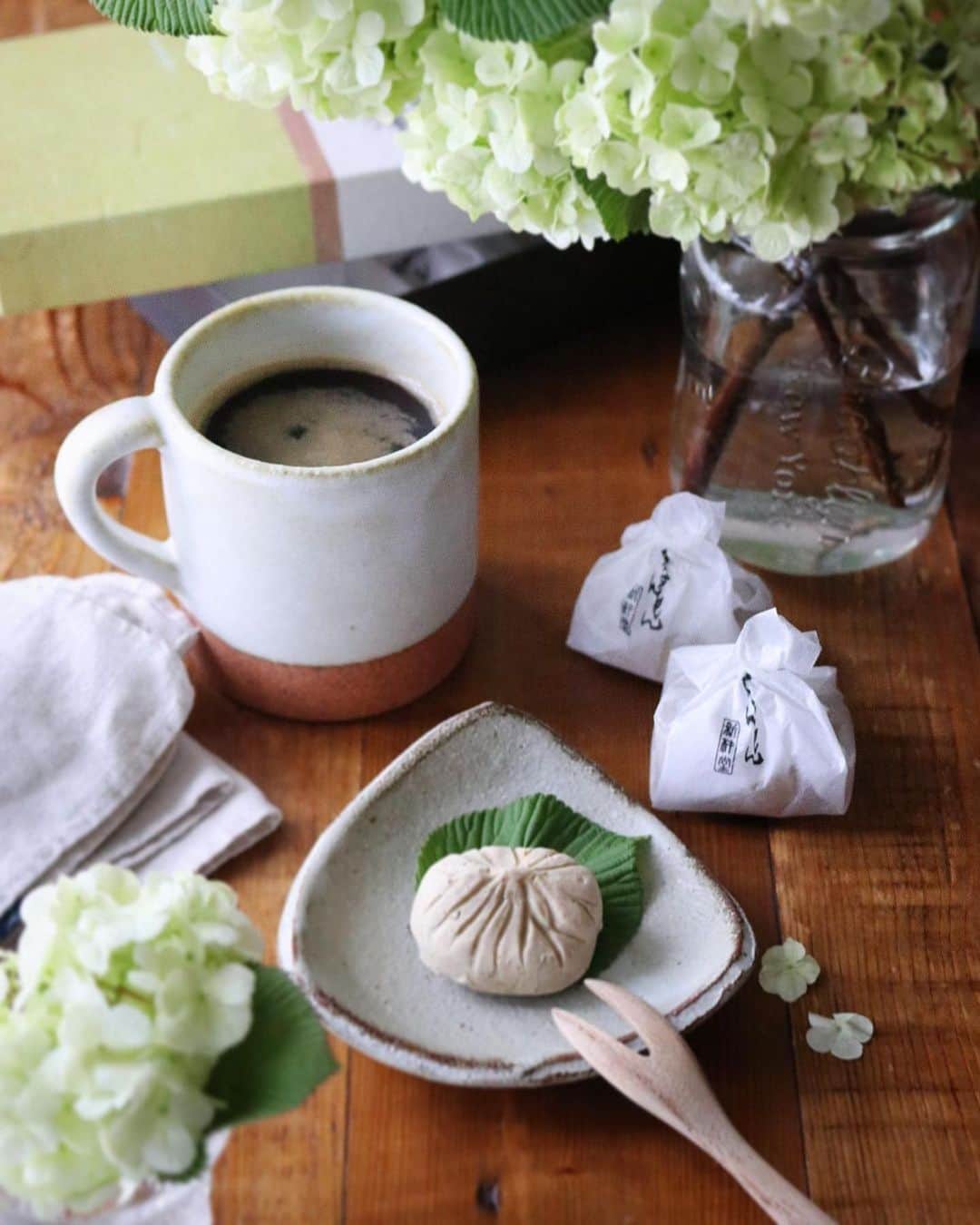Shinkinedo Group inc.さんのインスタグラム写真 - (Shinkinedo Group inc.Instagram)「←プレゼント企画開催中🎁  季節感たっぷりのテーブル❤️ 素敵なおうちカフェ投稿を頂きました✨️ いつでもしっとりした、本物の栗きんとんが味わえるのはお取り寄せだからこそ！ 変わらぬ味をお楽しみください✨  #Repost @maichiku3 ・・・ 2023.4.15 ． ． 今日のおやつは岐阜県中津川 老舗栗専門店　@shinkinedo さんの栗きんとんをお試しさせていただきました。 栗と砂糖のみで炊き上げた栗きんとんは素材のよさがダイレクトに伝わる栗菓子で栗本来の自然な甘味が楽しめる素朴で優しい味わい♪ ． 新杵堂さんの栗きんとんは昭和23年創業時からの代表作でモンドセレクション3年連続金賞受賞✨ 国産栗100%、北海道の砂糖を使用、完全無添加で安心安全なのもうれしいポイントです♪ ．  熨斗・ギフト用に対応もしてくださるので贈り物にもオススメです。 ． ストーリーにもURLを載せておきますのでチェックしてみてね。 ． ． #新杵堂 #栗きんとん #スイーツ #お取り寄せスイーツ #お取り寄せギフト  #お取り寄せ  #お取り寄せグルメ  #お取り寄せお菓子  #栗きんとん #和菓子 #和菓子屋 #栗 #おうちカフェ #おうちごはんlover」4月26日 18時15分 - shinkinedo