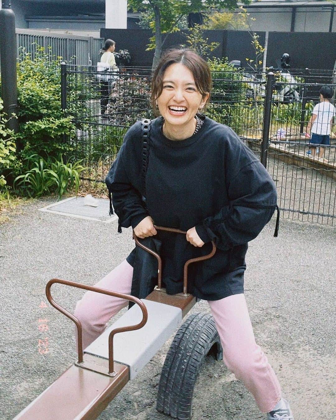 樋井明日香 のインスタグラム：「公園で遊んだ変な天気だった、いつかの日🌀☀️🌂⚡︎⛅️」