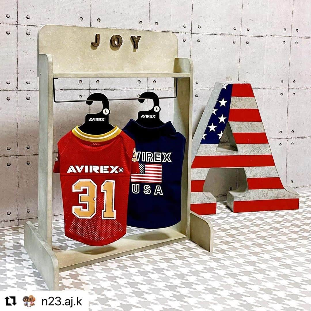 Caluluさんのインスタグラム写真 - (CaluluInstagram)「AVIREXのメッシュフットボールTEEを着て頂きました🏈  カッコいいです🕶👍🏻  メッシュ素材なのでこれからの季節にぴったりですよ！  とてもお似合いですので沢山着てくださいね🍀  #Repost @n23.aj.k with @use.repost ・・・ 🇺🇸🇺🇸🇺🇸 ⁡ ┏➪ AVIREX 2023 SS Collection ⚜ ┗━━━━━━━━━━━━━━━━ ⁡ NEW ARRIVAL DOG WEAR [AVIREX] Military Fashion brand🇺🇸 ⁡ 2023 Spring & Summer Collection ✈ メッシュフットボールTEE/ レッド Tokyo JAPAN🇯🇵 @calulu_dogwear ⁡ 背中と袖口の31はアメリカ西海岸に 位置するカリフォルニア州がアメリカ合衆国に 加入した順番を表すデザイン✨✨ ⁡ 伸縮性がありメッシュ生地で風通しが 良いのでぽっちゃり体型のJOYに適した ドッグウェアです👏👏👏 ⁡ JOYは体重6.2kgでLサイズを着用 ブラックカラーの毛色にレッドが映えます💫 ⁡ 今年の春夏もAVIREXらしく カッコイイ機能的なドッグウェアが勢揃い‼︎ ⁡ テンションあがるウェアで 🐶🐶達とのお出掛けが楽しみです🐾 ⁡ ⁡ AVIREX🇺🇸はミリタリーに起源を持ち 機能的なデザインが醸し出す特有の美しさに 良質な素材とノスタルジックな味わいが 魅力的なWEARです✨✨ ⁡ 有名ブランドの公式ドッグウェアが 揃うカルルオンラインストアを 是非チェック&フォローしてみて下さい✨ @calulu_dogwear www.calulu-dogwear.jp/ ⁡ AVIREX協力モデル JOY @n23.aj.k  ⁡ ______________________ AVIREX🇺🇸____ ⁡ ⁡ #2023SS #newarrivals #新作登場 #🇺🇸 #avirex_dog #AVIREX #アヴィレックス #ファッション図鑑 #有名ブランド犬服 #MilitaryFashionBrand #ミリタリー #ミリタリーファッション #アメカジ #メッシュ #TEE #フットボール #通気性 #カリフォルニア #アメリカ西海岸 #春服 #トイプードル #トイプードル多頭飼い #ドッグウェアモデル #ライオンカット #トイプードルブラックタン #NAGOYA #名古屋 #THEDOGBASE #team愛知犬」4月26日 18時21分 - calulu_dogwear