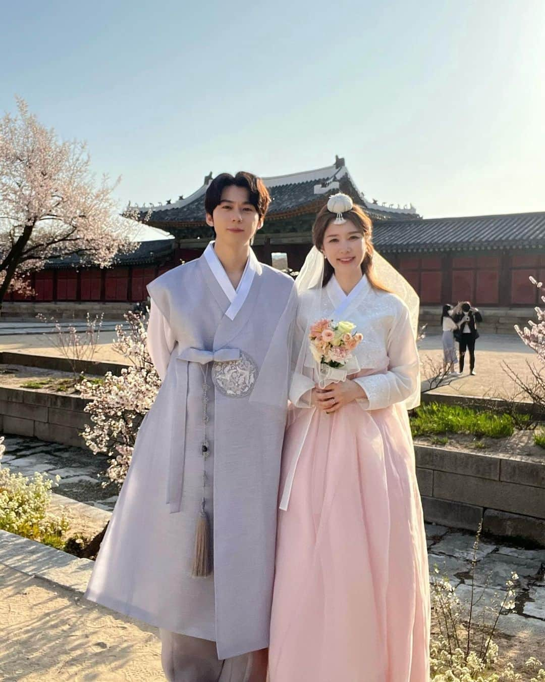 インソクのインスタグラム：「🌸벚꽃피었던 창경궁   #cherryblossom #seoultravel #changgyeonggung #hanbok #seoulsnap #koreacouple #벚꽃 #창경궁 #창경궁스냅 #커플한복 #커플한복스냅 #신혼부부 #신혼웨딩 #웨딩스냅 #한복스냅 #신혼생활 #벚꽃명소 #벚꽃스냅 #신혼부부 #桜」