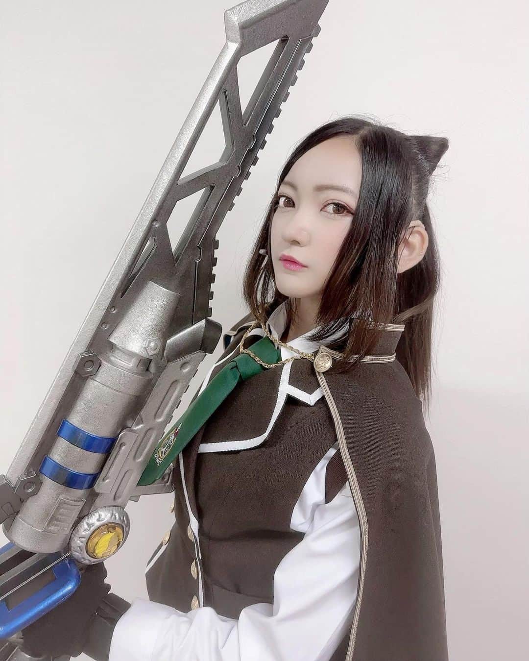 西本りみのインスタグラム：「#アサルトリリィ #イルマTGD #イルマ女子  全公演終了しました。 たくさんの応援、本当にありがとうございました。  “一之宮日葵を救う為に”  と謳われていた通り、日葵の過去とルド女の『約束の行方』の裏で起こっていたことを中心に描かれた物語でした。  実は約束の行方の稽古中に、裏でイルマの仲間が助けてくれていたという事実を教えていただいていたのですが、  肝心の日葵自身は、その事実を知ることはありませんでした。  ですが、おそらく羽来との通信で、何かを察しはしたのかと思います。 ただ無理に追求することはなく、日葵がイルマに戻ることももうありません。  それは、イルマの仲間たちのことを蔑ろにしたわけではなく、  “最高のレギオンを作るって、あなたに誓うわ、羽来。” “きっといいレギオンを作る。約束よ。”  と、散々劇中で日葵自身が語った言葉が全てです。  自身の理想とする戦い方、それは言い換えれば、学年一の実力を持つ日葵が、その自身の力を最大限に発揮できる戦い方。  皆さんが得意とすること、一生懸命頑張ってきたもの、好きなことはなんですか？  音楽、スポーツ、勉強、仕事…。 なんだったとしても同じです。 大切なそれを、最大限発揮出来る方法を見つけたとしたら、どうでしょう。  せっかくその道を見つけておきながら、その道を避けて歩きますか？  “人間関係を崩してしまってまで、自分の意見は押し通さない” そう思う方もいらっしゃるでしょう。 私もそのタイプです。諦めることもあります。  ですが今回の場合はまた少し状況が違って。  最初は“提案”でした。 ですがその提案は学校中に広がり、2つの派閥となり、悲しむ仲間もいた。  日葵は、羽来や恋町などの悲しむ姿をみて、事態の終息を図る為に、責任をとって自主退学という道を選んだのです。  何も弁明することなく、たった1人で全てを背負って。  物語上では、泣いている羽来や恋町の姿が皆さんには色濃く見えたでしょう。  ですが、ではあのまま派閥の生まれた状況をズルズル続けるのか。 いつまで悲しめばいい？苦しめばいい？ ズルズルと現状を引き延ばすのか？ 仮に鞠萌とレギオンを作ったとして、日葵がイルマにいながら4天王の別つ道に、本当にかつての笑顔を取り戻せたのだろうか？  少しでも邪念がある状態で、少しでも集中を欠いた状態で、戦場に出れば一歩隣は死です。 リリィ達は、文字通りに命懸けの戦いでこの世界を守っているのです。 このままでは、みんなの命にも関わります。  結果、日葵自身が去ること以外に、策はなかったように思えます。 羽来の為にも。鞠萌や佐保の為にも。  もちろん、日葵自身の為にも。  だからこそ日葵は、今も“理想のレギオン”に拘り続ける。  それは、 仲間達との、たった一つの誓いだから。  どんなに危険が迫っていても、どんな困難が待ち受けていても、どんなに苦しくても。 約束を果たさずイルマには戻れない。 ルド女で、頑張り続けるしかない。  羽来に、萌のファンタズム覚醒を伝えたこと。 みんなに無神経と言われました。 羽来にトドメを刺したと言われました。 その気持ちもとても良く分かります。 ですがそれが先述した“約束”への第一歩だから。 辛くても前を向いて歩いていくしかないんです。 羽来自身も。  彼女もまだ高校生の女の子です。 沢山苦しいです。沢山悲しいです。 ずっと共に戦ってきた大切な仲間と別れること、寂しくないわけがありません。  ですがそれを、人に見せることはありません。  それが、彼女の生き方、戦い方です。  “罪な女”とも沢山言われましたね。 でも歩いていくしかない。立ち止まってはいられない。 何を言われても、どう思われても、彼女はこれからも、歩くべき道を歩く。  日葵らしく、凜々しく強くまっすぐに。 その道の先を、切り開いていくでしょう。  私はそんな彼女を心から尊敬し、愛しています。 これからもずっと、変わらずに。  そしてそんな日葵という存在と、人生と、私が共に歩んでこられたこと、心から幸せに思います。  叶うことなら、これからもずっと日葵でいたい。 私は、一之宮日葵でいたい。  そんなことを沢山想った公演期間でした。  最後になりましたが、 連日たくさんのお客様にお越しいただいたこと、溢れんばかりの拍手を送ってくださったこと、 心より感謝申し上げます。  そして、本当に少ない稽古期間でも日葵として迎え入れてくださった制作の皆様、 沢山相談して、一緒に作り上げてくださった演出の田邊さん、 素敵な映像、音響、照明、舞台セットなど支えてくださったスタッフの皆様方。  愛ある皆様が居てくださったから、ここまで走ることができました。 本当に、ありがとうございました。  長々と語ってしまってすみません。 想いが大きすぎました。笑  これからも、この愛あるアサルトリリィシリーズ、日葵とともに私も精一杯歩んでいきたいと思います。  またお会い出来る日まで。 ありがとうございました。  一之宮日葵　役　西本りみ  #日葵隊長の女 #は誰よりも私でした」