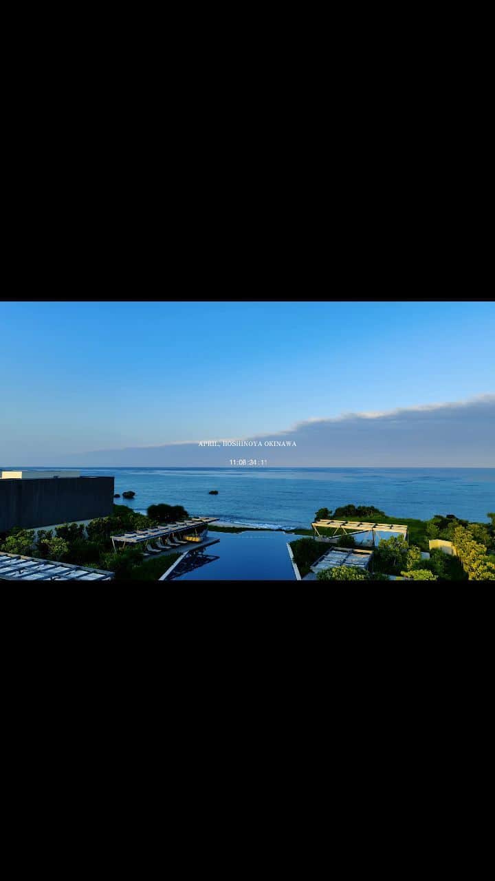HOSHINOYA｜星のやのインスタグラム：「Now is the most refreshing and pleasant season of the year in Okinawa. Surrounded by blue skies, seas, and moist trees, you can feel connected with beautiful nature.  沖縄の言葉で、初夏を表す言葉「うりずん」。1年で最も爽やかな気持ちの良い季節です。 夏を思わせるような青い空と海、潤いに満ちた木々に囲まれ、沖縄の自然と一体になったような気分を味わえます。  #hoshinoyaokinawa #okinawa #yomitan #okinawatrip #okinawaresort #oceanviewhotel #hoshinoya #hoshinoresorts #travel #japantrip #luxuryhotels #luxuryresort #星のや沖縄 #沖縄 #沖縄ホテル #沖縄リゾート #オーシャンビュー #星のや #星野リゾート #リゾートホテル #ご褒美旅行」