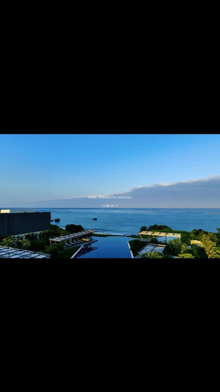 HOSHINOYA｜星のやのインスタグラム：「Now is the most refreshing and pleasant season of the year in Okinawa. Surrounded by blue skies, seas, and moist trees, you can feel connected with beautiful nature.  沖縄の言葉で、初夏を表す言葉「うりずん」。1年で最も爽やかな気持ちの良い季節です。 夏を思わせるような青い空と海、潤いに満ちた木々に囲まれ、沖縄の自然と一体になったような気分を味わえます。  #hoshinoyaokinawa #okinawa #yomitan #okinawatrip #okinawaresort #oceanviewhotel #hoshinoya #hoshinoresorts #travel #japantrip #luxuryhotels #luxuryresort #星のや沖縄 #沖縄 #沖縄ホテル #沖縄リゾート #オーシャンビュー #星のや #星野リゾート #リゾートホテル #ご褒美旅行」