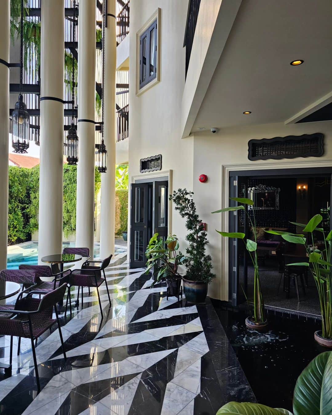 アイス・サランユーさんのインスタグラム写真 - (アイス・サランユーInstagram)「When Classic meets Modern  Here is one of the most beautiful Architecture & Interior design  in Phuket Old Town @hotelverdigrisphuket  ชอบที่ทุกการออกแบบจัดวางถูกคิดมาแล้วอย่างลงตัว ในความผสมผสานศิลปะแบบดั่งเดิมและศิลปะสมัยใหม่  ทั้งงานสถาปัตยกรรม และ อาหารทุกจานที่นำมาเสริฟ  ปรบมือซิครับ 👏👏👏👏 #hotelverdigrisphuket  #phuket #phuketoldtown #thailand #icesarunyu  #ไอซ์ศรัณยู  #เที่ยวทั่วไทยกับไอซ์ศรัณยู」4月26日 18時25分 - icesarunyu