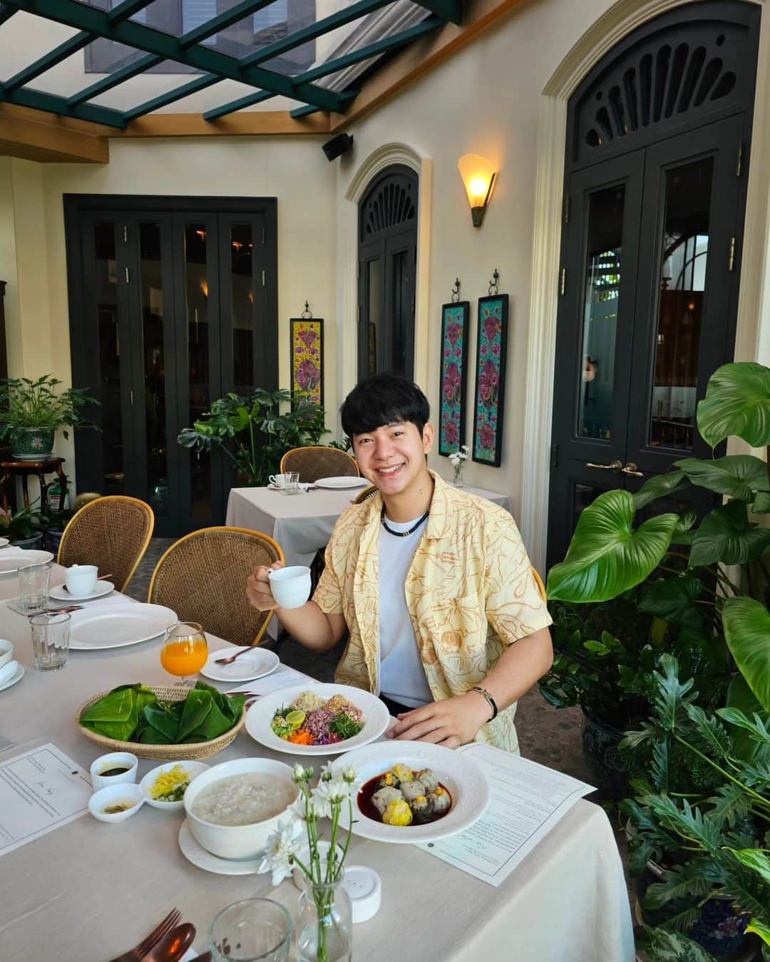 アイス・サランユーのインスタグラム：「When Classic meets Modern  Here is one of the most beautiful Architecture & Interior design  in Phuket Old Town @hotelverdigrisphuket  ชอบที่ทุกการออกแบบจัดวางถูกคิดมาแล้วอย่างลงตัว ในความผสมผสานศิลปะแบบดั่งเดิมและศิลปะสมัยใหม่  ทั้งงานสถาปัตยกรรม และ อาหารทุกจานที่นำมาเสริฟ  ปรบมือซิครับ 👏👏👏👏 #hotelverdigrisphuket  #phuket #phuketoldtown #thailand #icesarunyu  #ไอซ์ศรัณยู  #เที่ยวทั่วไทยกับไอซ์ศรัณยู」
