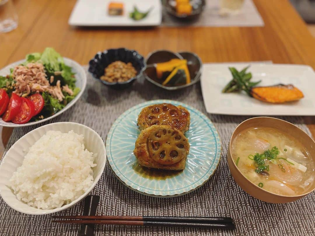 本田朋子さんのインスタグラム写真 - (本田朋子Instagram)「やっぱり和食が落ち着くなぁ。 定番のレンコンハンバーグは、細かく刻んだにんじんや大葉、粉チーズを入れて飽きない味にしました。 オトナは和からしをつけて。  今夜はトンテキです！  #夕飯 #レシピ #ハンバーグ #トンテキ #本田朋子のweekly献立  #献立 #おうちごはん」4月26日 18時30分 - tomoko_honda_official_phonics