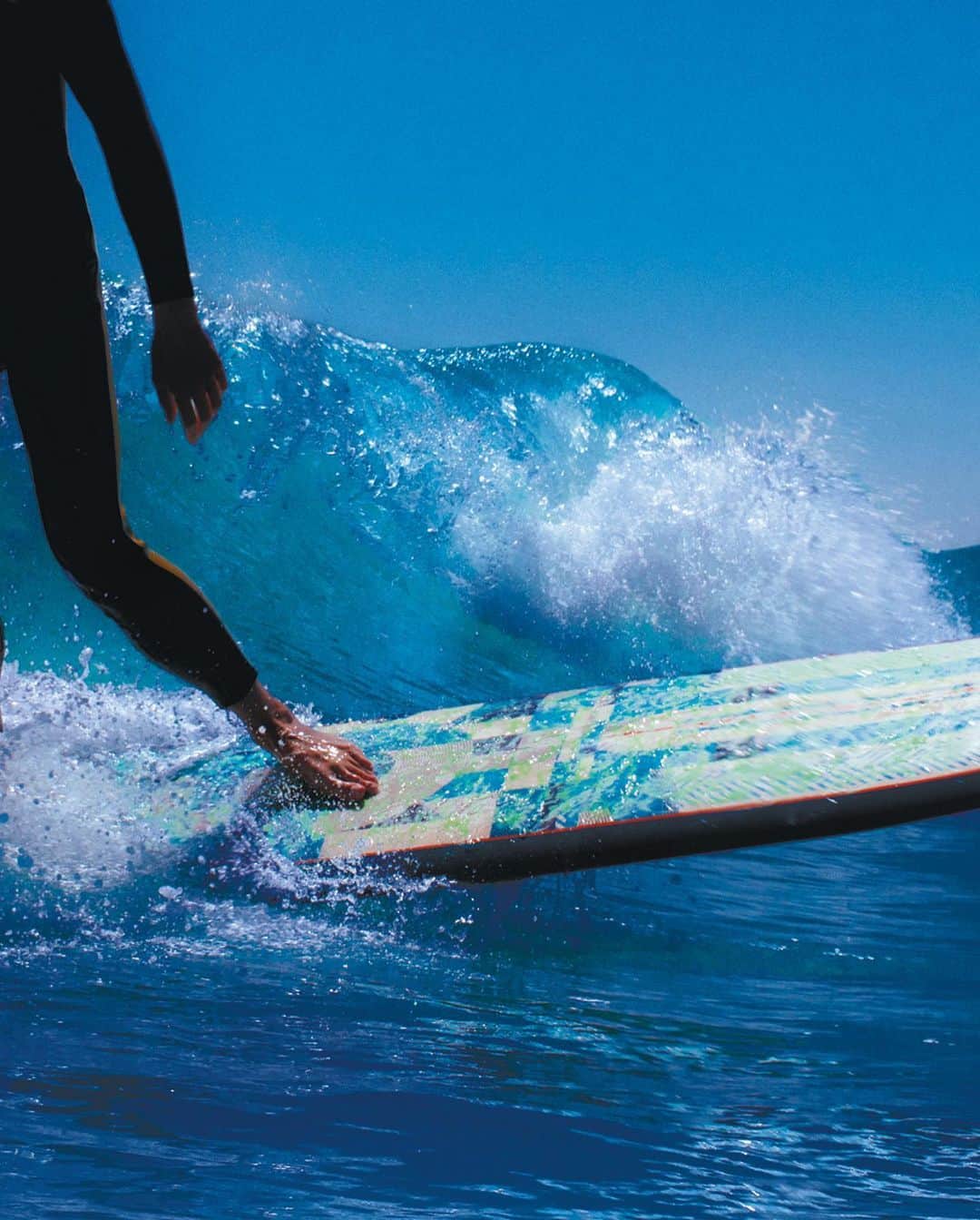 エルメスのインスタグラム：「Sea views. Le Monde d’Hermès Spring-Summer 2023 issue: Chapter I – In pursuit of the surfing horse.  Photograph by @zoenatalemannella  Styling by @imruh    #CatchTheWave #LeMondeDHermes #Hermes」