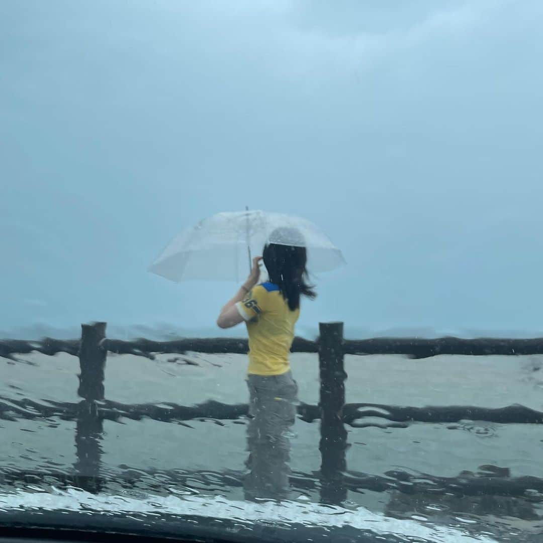 ちゃきさんのインスタグラム写真 - (ちゃきInstagram)「雨の沖縄満喫コースは しっかり車の外から素敵な海を観察しまして ツンな猫ちゃんと素敵なお皿を見て癒され 最後は美味しさいっぱいで笑い歩く感じです！ ⁡ ⁡#沖縄旅行」4月26日 18時30分 - __nmsk13