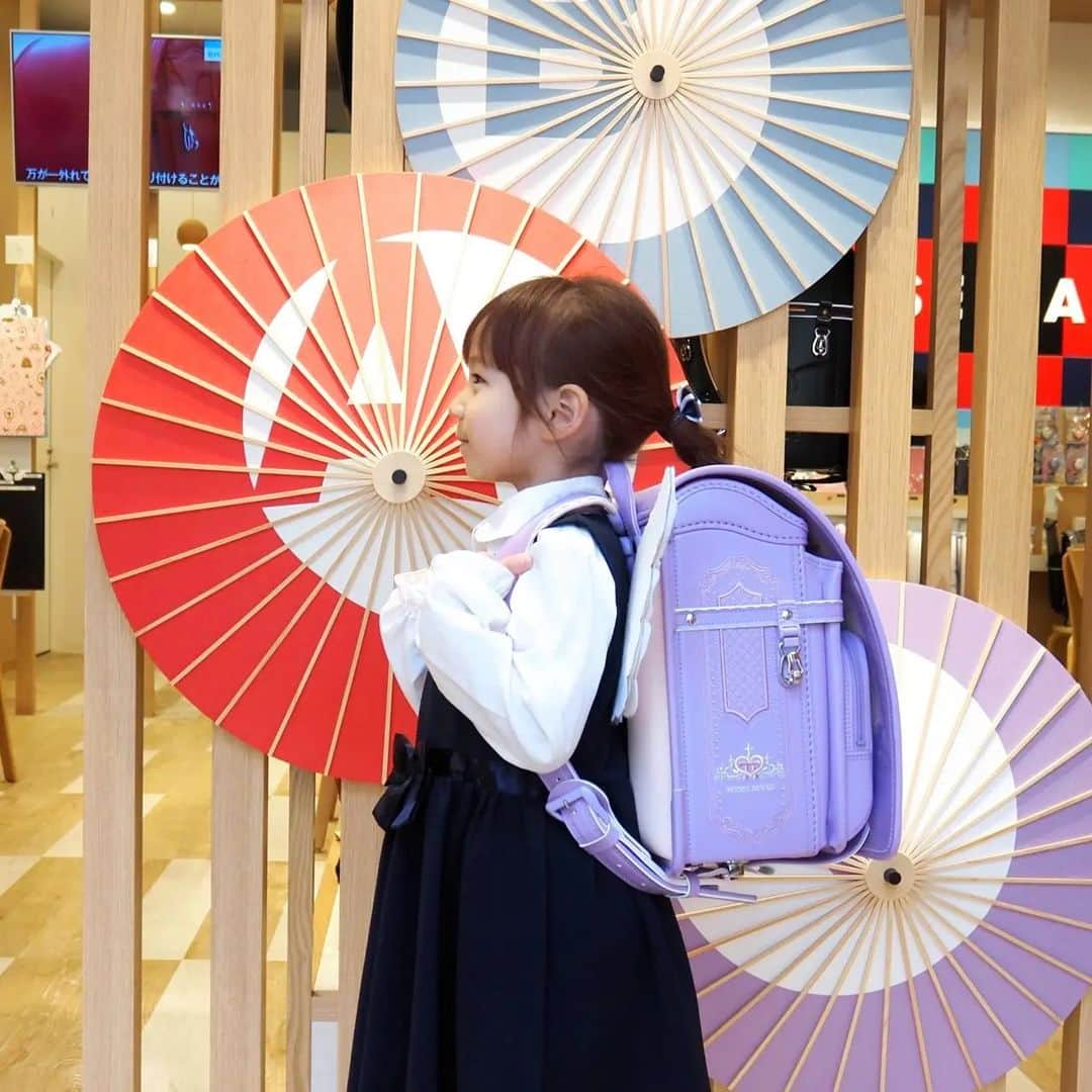 のインスタグラム：「【2024ラン活】最近のトレンドもチェック！後悔しないランドセル選びを。  来年小学生の次女はラン活中！ 実は、長女でたくさんラン活をしたので、次女はそこまでしなくてもいいかなと思っていたのですが（次女ちゃんごめん…。） 実際に店舗に行ってみて、４～５年経つと知識も古くなっているし、ちゃんとやってあげないとと反省。  工房系だけでなく、大手メーカーでも、受注生産で注文した分だけ作って、春までにお届けというスケジュールが一般的。 なので、早くても数カ月（年明け3月中というところも…）はかかるところほとんどです。 展示会や店舗に行ってお金を払えばランドセルを持って帰れるというのはほぼ不可能なので、 早め早めに行動しないとですね。  ちなみに、ランドセル購入の第１ピークはゴールデンウィークだそうですよ。  私が子どもの頃と違って、カラーや種類も豊富なので、ネットやパンフレットを眺めているだけでも かなり時間がかかりますが、選ぶ楽しみはありますよね。 男の子はやっぱりブラックがダントツですが、女の子はピンクやパープル系が人気です。  今回お邪魔したのは、直営店であるセイバン日本橋（@seiban_official）。 セイバンといえば、天使のはねランドセルですよね。 お店に入るとズラッとランドセルが並んでいて、どれにしようか迷っちゃう。  お店の人にお聞きしたところ、１番人気はモデルロイヤル クリスタルだそう。 シャーベットミントやシャーベットピンクがおしゃれでした。  娘が気になったランドセルから、たくさんお試しさせていただいたのですが 最終的に選んだのは、モデルロイヤルアリスのパステルパープル。  繊細な刺繍や飾り鋲、アリスの世界をイメージしたチャームなど 不思議の国に入り込んだようなファンタジックな世界観に娘が一目ぼれ！  荷物もたっぷり入るのに、やわからく軽く背負えます。 天使のはねランドセルは、小児科医の先生からも高評価なんだとか。 日本製で6年間無料修理保証もついているので、安心して使えますね。 かわいいデザインがいい娘、機能面を重視したいママ どちらの希望も叶えてくれるランドセルが見つかりました。  ちなみに、直営店・公式オンラインストア限定でお得な購入特典がいっぱい！ 早期割引で10%OFFになったり、カスタマイズおなまえチャームが無料で作れたり、カバーなどの割引も。  ランドセルって６年間使うものなので、しっかり選びたいですよね。 セイバン直営店だと、ランドセルコンシェルジュのサポートが受けられたり １年生の教材の重さを体感したりもできちゃうのでおすすめですよ。  ○+●+○+●+○+●+○+●+○+●+○+●+○+●  @himekagami　←　click♡  簡単＆時短ごはん、育児情報など発信中！ 投稿が気に入ったら保存&フォローしていただけるとうれしいです。 いつもありがとうございます(^^)  ○+●+○+●+○+●+○+●+○+●+○+●+○+●  #天使のはねランドセル #セイバン #ランドセル #ラン活 #seiban #ラン活2024 #ランドセル選び #入学準備 #年長 もうすぐ #小学生」
