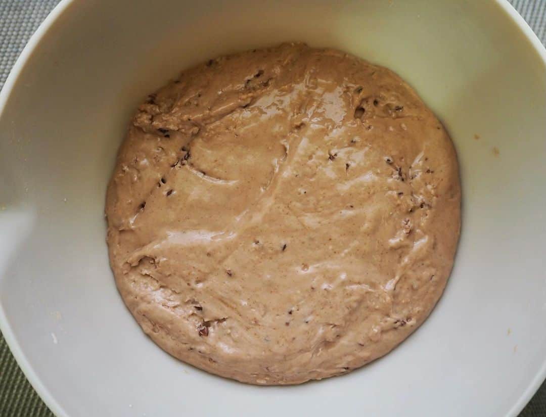 高木沙織さんのインスタグラム写真 - (高木沙織Instagram)「🍞 * 米粉×カカオニブのパン。 * 米粉を使うことで しっとり•モチっと焼き上がります。 しかも、発酵させずフライパンで焼くだけ。 20分とかからずに作れちゃう^ ^ * ＜材料 手のひらサイズの平たいパン×４枚分＞ ・米粉 150g ・ベーキングパウダー ５g ・無糖ヨーグルト 80g ・豆乳 大さじ３ ・砂糖 大さじ１ ・塩 ひとつまみ ・ココアパウダー 大さじ１～２ ・カカオニブ 大さじ２ ※カカオニブは、健康食品売り場やネットストアなどで手に入れることができます。 * 〈作り方〉 1.米粉、ベーキングパウダー、無糖ヨーグルト、豆乳、砂糖、塩をボウルに入れ、ゴムベラで混ぜます。 * 2.1にココアパウダーとカカオニブを加えて、ざっくりと混ぜます。生地がゆるい場合は、米粉を足します。反対に、生地が硬い場合は、豆乳を少量足して調整します。 * 3. 生地を４等分にしたら、丸く形成。 * 4. フライパンを温め、油を引いたら弱火に設定します。フタをして、2の生地を焼きます。片面５分ずつを目安に、焼き色を見ながら火を通せば完成。 * 簡単♡ 小麦粉は控えたいけど パンは食べたいときに◎。 * カカオニブ: チョコレートの主原料・カカオ豆をローストして細かく砕いたもののこと。 作用: 抗酸化作用や整腸作用、集中力アップ、高揚感。 * https://fytte.jp/news/diet/188594/ * * #米粉  #米粉パン  #米粉レシピ  #パン #🍞 #パン作り #カカオニブ #スーパーフードエキスパート #発酵食品ソムリエ #おやつ #おうちおやつ  #グルテンフリー #fytte #foodstagram」4月26日 18時34分 - saori_takagi