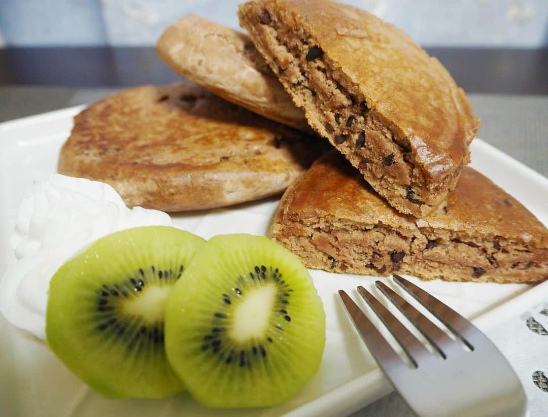 高木沙織さんのインスタグラム写真 - (高木沙織Instagram)「🍞 * 米粉×カカオニブのパン。 * 米粉を使うことで しっとり•モチっと焼き上がります。 しかも、発酵させずフライパンで焼くだけ。 20分とかからずに作れちゃう^ ^ * ＜材料 手のひらサイズの平たいパン×４枚分＞ ・米粉 150g ・ベーキングパウダー ５g ・無糖ヨーグルト 80g ・豆乳 大さじ３ ・砂糖 大さじ１ ・塩 ひとつまみ ・ココアパウダー 大さじ１～２ ・カカオニブ 大さじ２ ※カカオニブは、健康食品売り場やネットストアなどで手に入れることができます。 * 〈作り方〉 1.米粉、ベーキングパウダー、無糖ヨーグルト、豆乳、砂糖、塩をボウルに入れ、ゴムベラで混ぜます。 * 2.1にココアパウダーとカカオニブを加えて、ざっくりと混ぜます。生地がゆるい場合は、米粉を足します。反対に、生地が硬い場合は、豆乳を少量足して調整します。 * 3. 生地を４等分にしたら、丸く形成。 * 4. フライパンを温め、油を引いたら弱火に設定します。フタをして、2の生地を焼きます。片面５分ずつを目安に、焼き色を見ながら火を通せば完成。 * 簡単♡ 小麦粉は控えたいけど パンは食べたいときに◎。 * カカオニブ: チョコレートの主原料・カカオ豆をローストして細かく砕いたもののこと。 作用: 抗酸化作用や整腸作用、集中力アップ、高揚感。 * https://fytte.jp/news/diet/188594/ * * #米粉  #米粉パン  #米粉レシピ  #パン #🍞 #パン作り #カカオニブ #スーパーフードエキスパート #発酵食品ソムリエ #おやつ #おうちおやつ  #グルテンフリー #fytte #foodstagram」4月26日 18時34分 - saori_takagi