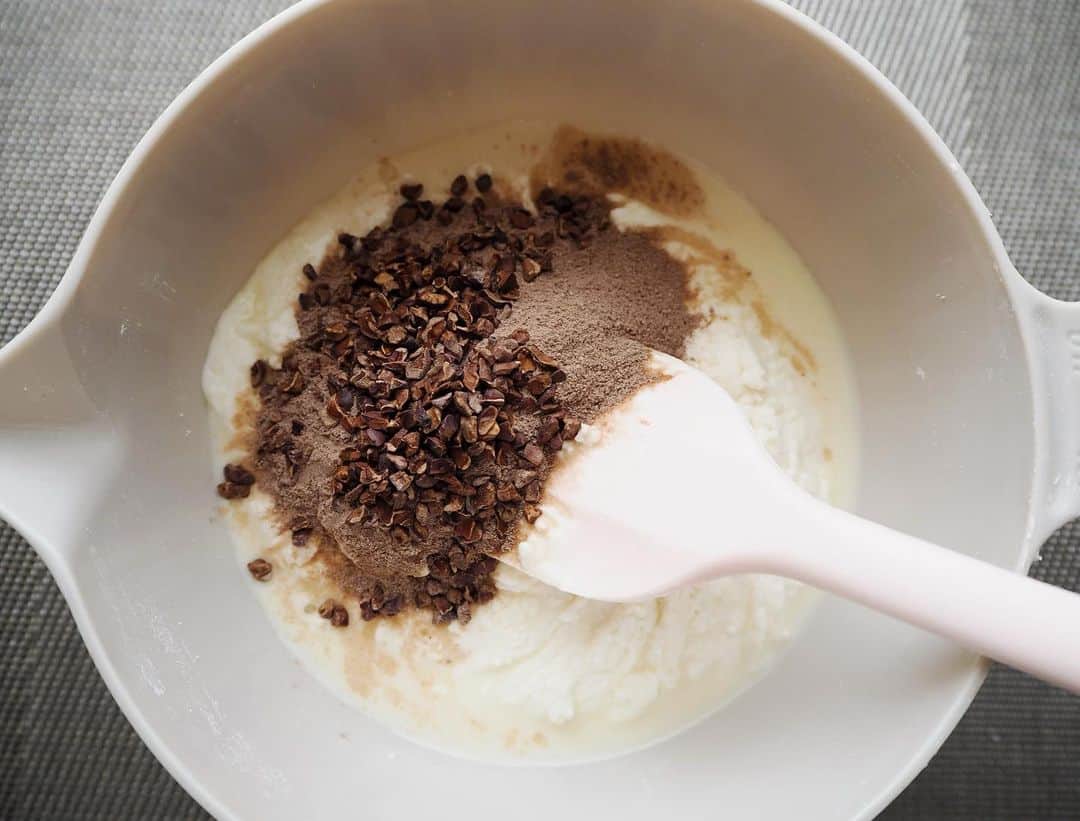 高木沙織さんのインスタグラム写真 - (高木沙織Instagram)「🍞 * 米粉×カカオニブのパン。 * 米粉を使うことで しっとり•モチっと焼き上がります。 しかも、発酵させずフライパンで焼くだけ。 20分とかからずに作れちゃう^ ^ * ＜材料 手のひらサイズの平たいパン×４枚分＞ ・米粉 150g ・ベーキングパウダー ５g ・無糖ヨーグルト 80g ・豆乳 大さじ３ ・砂糖 大さじ１ ・塩 ひとつまみ ・ココアパウダー 大さじ１～２ ・カカオニブ 大さじ２ ※カカオニブは、健康食品売り場やネットストアなどで手に入れることができます。 * 〈作り方〉 1.米粉、ベーキングパウダー、無糖ヨーグルト、豆乳、砂糖、塩をボウルに入れ、ゴムベラで混ぜます。 * 2.1にココアパウダーとカカオニブを加えて、ざっくりと混ぜます。生地がゆるい場合は、米粉を足します。反対に、生地が硬い場合は、豆乳を少量足して調整します。 * 3. 生地を４等分にしたら、丸く形成。 * 4. フライパンを温め、油を引いたら弱火に設定します。フタをして、2の生地を焼きます。片面５分ずつを目安に、焼き色を見ながら火を通せば完成。 * 簡単♡ 小麦粉は控えたいけど パンは食べたいときに◎。 * カカオニブ: チョコレートの主原料・カカオ豆をローストして細かく砕いたもののこと。 作用: 抗酸化作用や整腸作用、集中力アップ、高揚感。 * https://fytte.jp/news/diet/188594/ * * #米粉  #米粉パン  #米粉レシピ  #パン #🍞 #パン作り #カカオニブ #スーパーフードエキスパート #発酵食品ソムリエ #おやつ #おうちおやつ  #グルテンフリー #fytte #foodstagram」4月26日 18時34分 - saori_takagi