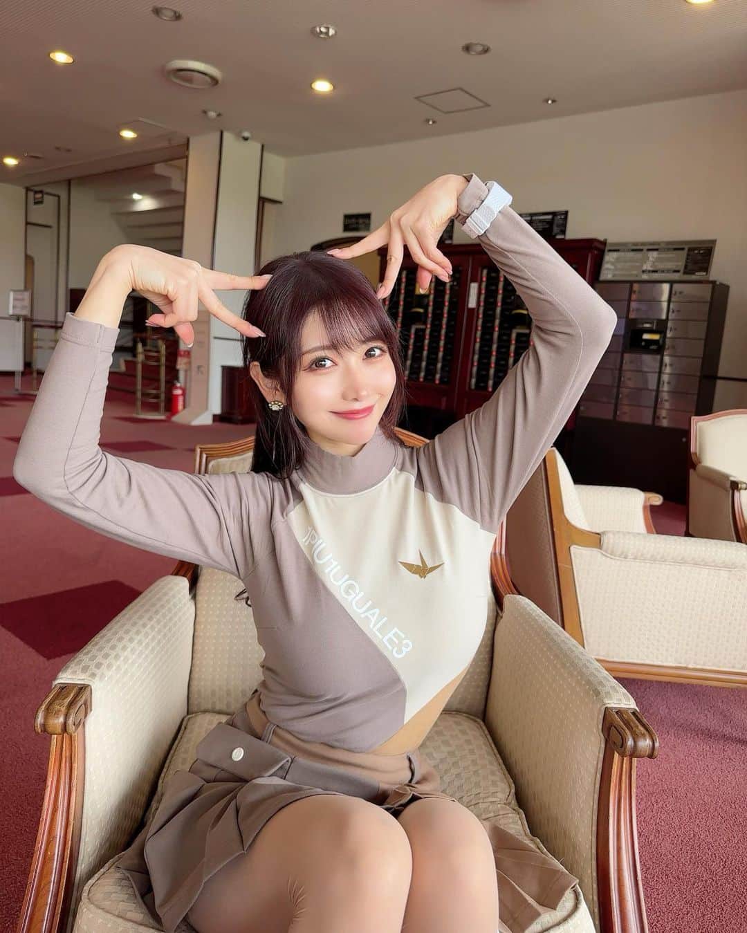 のインスタグラム：「. 🐈🤍🤎 全身 @1piu1uguale3_golf 🤍 . カートバッグとバイザーもかわいいの🤎 . 流行り？にのって 猫ポーズ🐈と 顔ハートポーズ🤍してみた。笑 . . そして、DMのメッセージボタンが復活したっぽい！！ 急に消えて、急にまた現れた🤣 謎だったけど戻ってよかった〜☺️🤍 . . #ゴルフ女子#ゴルフ#ゴルフウェア#ゴルフコーデ#ウノピュウノウグァーレトレ#ウノピゥ#ウノピゥウノウグァーレトレ#golf#golfwear#golflife#golfaddict#golfstagram#golfclub#golfcourse#golfday#1piu1uguale3#1piu1uguale3golf」