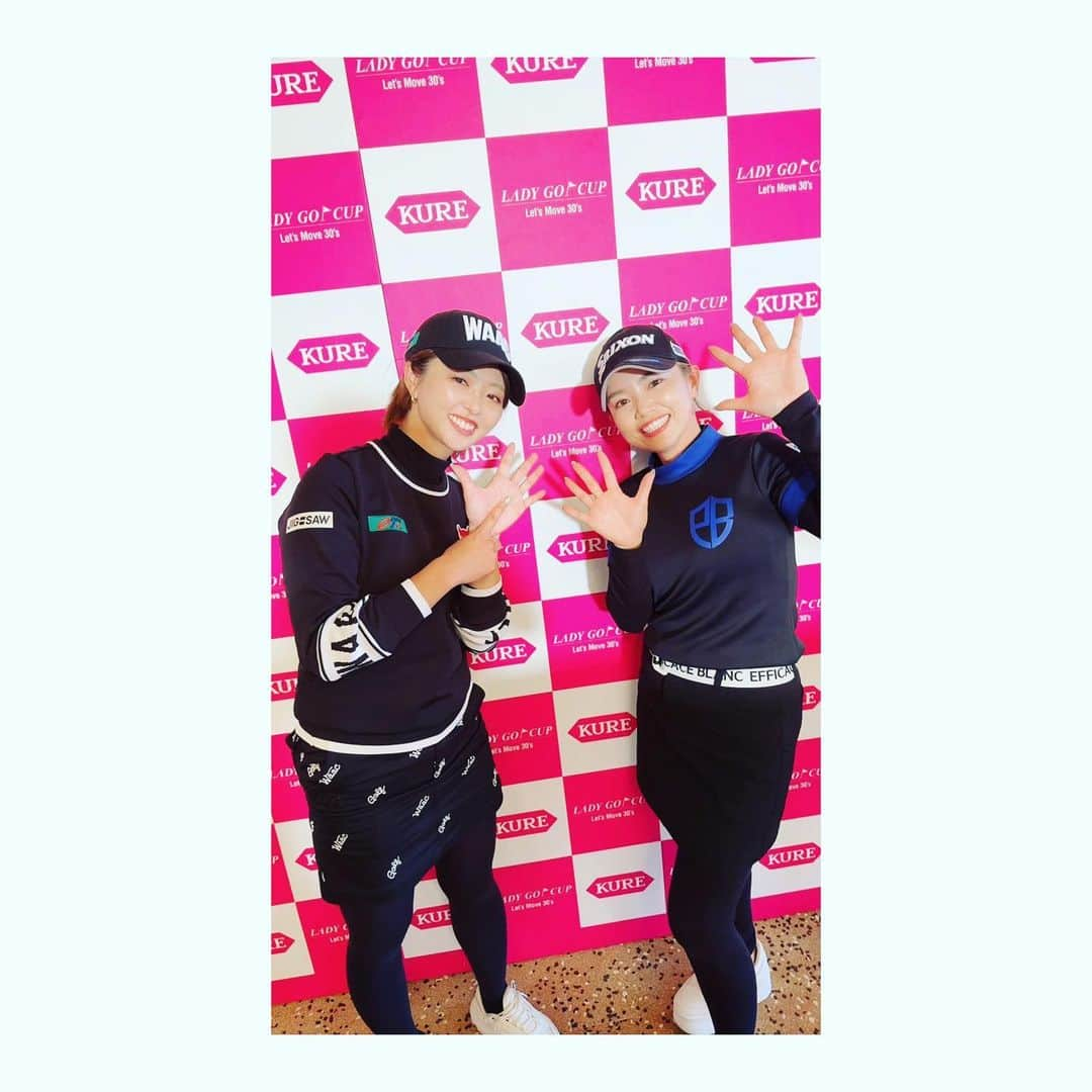 青山加織さんのインスタグラム写真 - (青山加織Instagram)「☆2023.4.26 KURE×LADYGO CUP2023~Let's Move 30's~ @chiearimura @haraerina_official が発起人となり「現在の女子プロゴルフ界に新しくできた潮流の一つに、結婚後も頑張るミセスゴルファー、出産後も現役プレーヤーとして頑張るママさんゴルファーがそれぞれ台頭、活躍する時代の到来が挙げられます。働く女性の社会的地位向上の観点からも、人生の分岐点に差し掛かろうとするタイミングで、自分たちが新たな挑戦を試みることでセカンドキャリアへ向けた気づきや発見があると確信し、経験豊富なプレーヤー自らが企画し、若手プロへの道標とも成り得る大会を実施していきたい」  という理念の下、昨年に続き30代以上の女子プロゴルファーに呼びかけて大会を開催して頂きました。  共催して頂いた呉工業株式会社様からも「とにかく楽しんでゴルフをして下さい。どんなプレーの内容でも受け止めます」と  本当に本当に感謝感謝の試合でした。 この大会に携わって頂きました全ての皆様、本当にありがとうございました。  @asami___official とのペアは本当に楽しくてめちゃくちゃ良い戦いができました♡ あさみちゃんありがとう😆  #呉工業 #KURE #KURE556 #ladygocup #ladygo @ladygo.golf」4月26日 18時39分 - kaoriaoyama_official