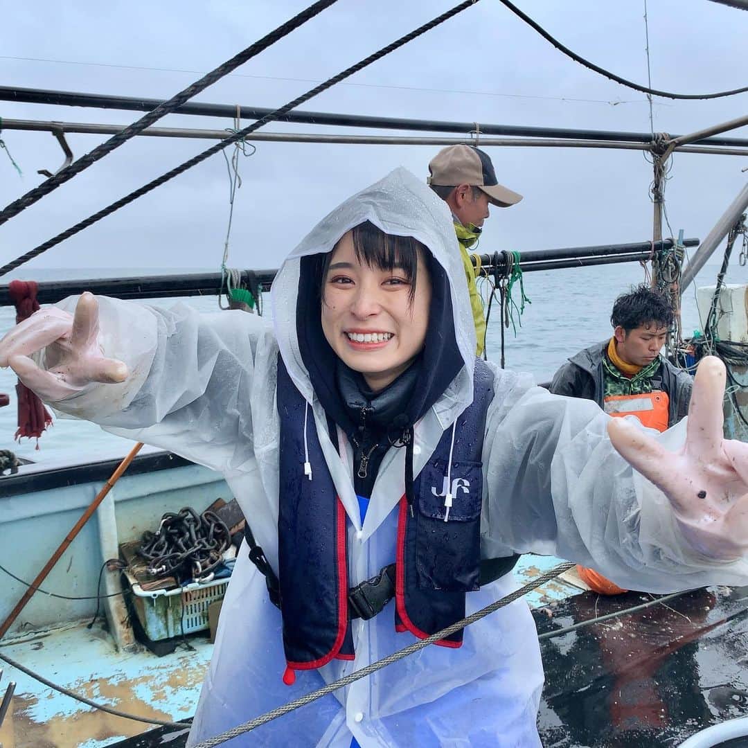 かほなんのインスタグラム：「白鶴酒造公式チャンネルにて、愛媛県編はじまりました！！😆✨  今回もたくさんの出会いと、笑いと、おいしい海の幸と、お酒が！🦀🐟🍶✨  まずはガザミをとりにいくよ！！🦀🦀🦀  こんなとり方があるなんて……知らなかった😳 漁は奥が深い！！  普段見ることのできない漁師さんの姿、工夫、お魚等の流通、色々見られちゃうチャンネルです😆✨ お魚が100倍すきになる！？ 是非ご覧下さい〜！ (もう1年半ぐらいやっているので、かなり本数ありますが、ほとんど1話完結なので見やすいかと😆)  YouTubeで「白鶴酒造公式チャンネル」で検索🙌 いろんなタレントさんがいますが、さばいどるが出演している動画が漁港編です🐟✨  #白鶴 #さばいどる  #かほなん」
