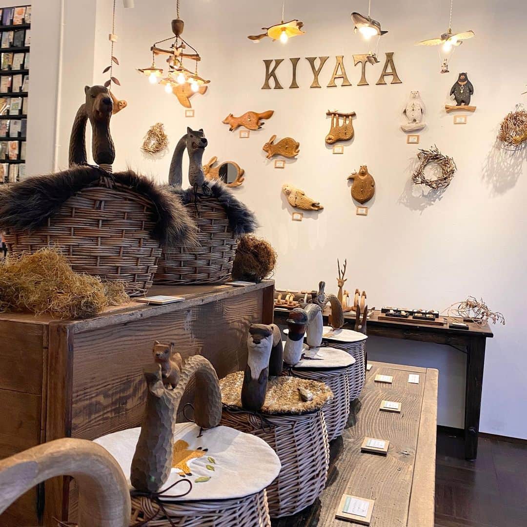 手紙社のインスタグラム：「【4/27-5/15  KIYATAミニフェア「KIYATAの庭」at 手紙舎 文箱】  長野初上陸！のKIYATAフェアは、いよいよ明日4/27より開催です。動物たちはKIYATAさんの設営のもと、心躍らせながら明日を待ち構えているよう。そんな明日からのGWを含む３週間、皆様にお楽しみいただくために、いくつかご説明とお願い事項がございますので、以下お目通しのうえお越しくださいますようよろしくお願いいたします。  ◎作品ラインナップ 作品により、即売のもの、期間中の抽選受注のものなどがございます。  【抽選作品（第3希望までお申し込みいただけますが、当選はお一人様1点まで）】  ◎一点物　＊抽選販売 会期終了後のお渡し ムササビシャンデリア ◎ランプ　＊抽選受注品 ゾウランプ／ウサギランプ／トリ飛行機ランプ　ウサギ／トリ飛行機ランプ　クマ／エイ飛行機ランプ／クジラランプ／ムササビランプ／ブラサガリナマケモノランプ ◎掛け時計　＊抽選受注品 森の主時計／ナマケモノ時計（小鳥付き）／トリ時計／シロクマ時計／クマ時計／キツネ時計／野ウサギ時計／ラッコ時計（ホタテ付き）  ◎置き時計　＊抽選受注品 ロバ置き時計／野ウサギ置き時計／セイウチ置き時計（小鳥付き）  ◎その他　＊抽選受注品 野ウサギ壁掛けミラー ◎バスケット　＊抽選販売 会期終了後のお渡し ツバメバスケット／カワウソバスケット／ウサギバスケット／オオカミバスケット／クマバスケット／リス刺繍バスケット／キツネ刺繍バスケット   - - -   【即売作品（お一人様2点まで）】  ＊毎週木曜（4/27、5/4、5/11）の３回に分け、限定数の販売となります ◎ブローチ 木彫ブローチ  ◎鏡 トリ手鏡／ウサギ手鏡／ トリドレッサーミラー ◎フック ダチョウフック／シカフック／リスフック／シカフックL ／シカアクセサリースタンド  – – –  【プロダクト作品　＊購入制限なし】 刻印ブローチ／お皿／手ぬぐい／鋳物の獣（金属アクセサリー）／グラス／スタンプ／マスキングテープ  - - -   ＊ランプ・バスケット・時計などの木彫作品は、展示期間中の抽選販売です。会期中はいつでもお申し込みいただけますので、ご都合に合わせゆったりとお越しくださいませ。 ＊ご来場にあたり、事前のお申し込みは不要です。 ＊開店をお待ちの方が多い場合には、9:45の時点で個展会場案内順のくじ引きを行います。　 ＊店舗駐車場は10台の用意がございますが、満車となる場合もありますことをご了承ください。あわせて公共交通機関のご利用のご協力もお願いいたします。  ▶︎駐車場マップなど、そのほか詳しくは @tegamisha_fubako プロフィールのハイライトをご覧ください。  【KIYATAミニフェア「KIYATAの庭」 at 手紙舎 文箱】 期間：2023年4月27日(木)〜5月15日(月) 　＊火・水定休（祝日は営業/翌日休） 時間：10:00-16:30（16:00 LO） 会場：手紙舎 文箱（長野県松本市浅間温泉1-30-6） 駐車場：10台 問合せ：0263-87-2716  #手紙社 #手紙舎 #手紙舎文箱 #文箱 #tegamisha #松本 #浅間温泉 #KIYATA  #木工 @kiyataforest」