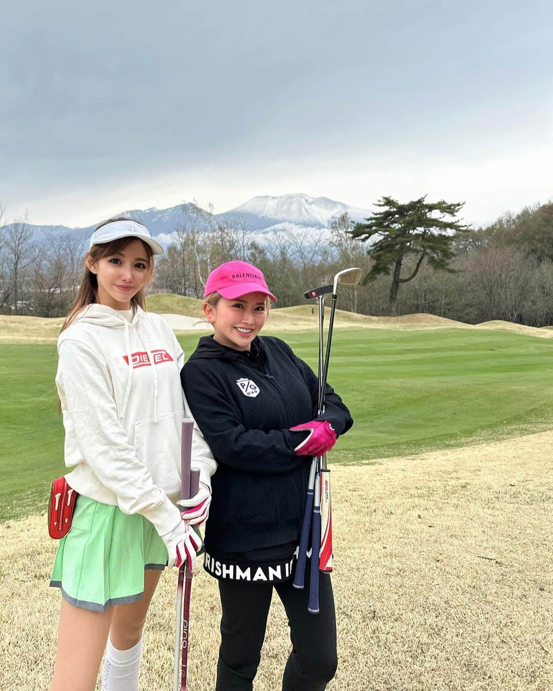 AIのインスタグラム：「軽井沢ゴルフ⛳️🏌️‍♀️✨ ＊ ＊ この日だけ激寒で2℃とかで、まさかの冬の気候だった😅  寒くてお鼻は赤いし、最後指の感覚無くなったよ🥹  #軽井沢 #軽井沢ゴルフ #ゴルフ #女子ゴルフ #ゴルフ女子 #ゴルフ女子コーデ #笑いのゴルフ #グランディ軽井沢ゴルフクラブ」