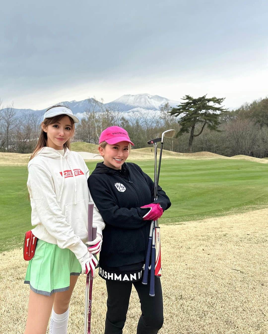 AIさんのインスタグラム写真 - (AIInstagram)「軽井沢ゴルフ⛳️🏌️‍♀️✨ ＊ ＊ この日だけ激寒で2℃とかで、まさかの冬の気候だった😅  寒くてお鼻は赤いし、最後指の感覚無くなったよ🥹  #軽井沢 #軽井沢ゴルフ #ゴルフ #女子ゴルフ #ゴルフ女子 #ゴルフ女子コーデ #笑いのゴルフ #グランディ軽井沢ゴルフクラブ」4月26日 18時41分 - ai.0909.ai