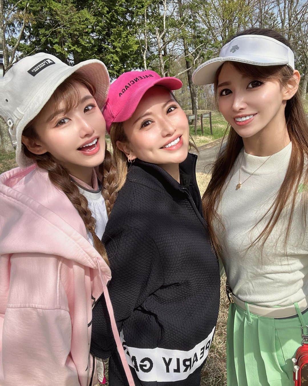 AIさんのインスタグラム写真 - (AIInstagram)「軽井沢ゴルフ⛳️🏌️‍♀️✨ ＊ ＊ この日だけ激寒で2℃とかで、まさかの冬の気候だった😅  寒くてお鼻は赤いし、最後指の感覚無くなったよ🥹  #軽井沢 #軽井沢ゴルフ #ゴルフ #女子ゴルフ #ゴルフ女子 #ゴルフ女子コーデ #笑いのゴルフ #グランディ軽井沢ゴルフクラブ」4月26日 18時41分 - ai.0909.ai