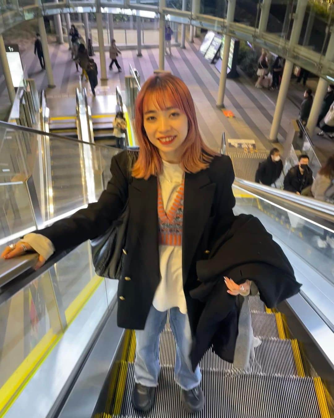 塩川裕美のインスタグラム：「. 渋谷のこの近くに激安中華発見した🥟 最近新宿にも発見したから通うしかない🙂(もう通ってる) . . .  #ジャケットコーデ #古着 #古着mix #leinwände #ビスチェ #デニムコーデ #低身長女子 #渋谷 #渋谷居酒屋 #サロンモデル #サロモ #poptradingcompany」