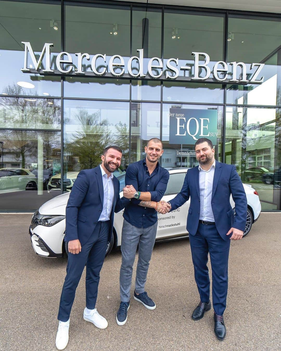 ムラデン・ペトリッチさんのインスタグラム写真 - (ムラデン・ペトリッチInstagram)「@hirsch_ruckstuhl_ag🤝🏼@mladenpetric  #mercedesbenz #eqe43amg 🍾」4月26日 18時47分 - mladenpetric