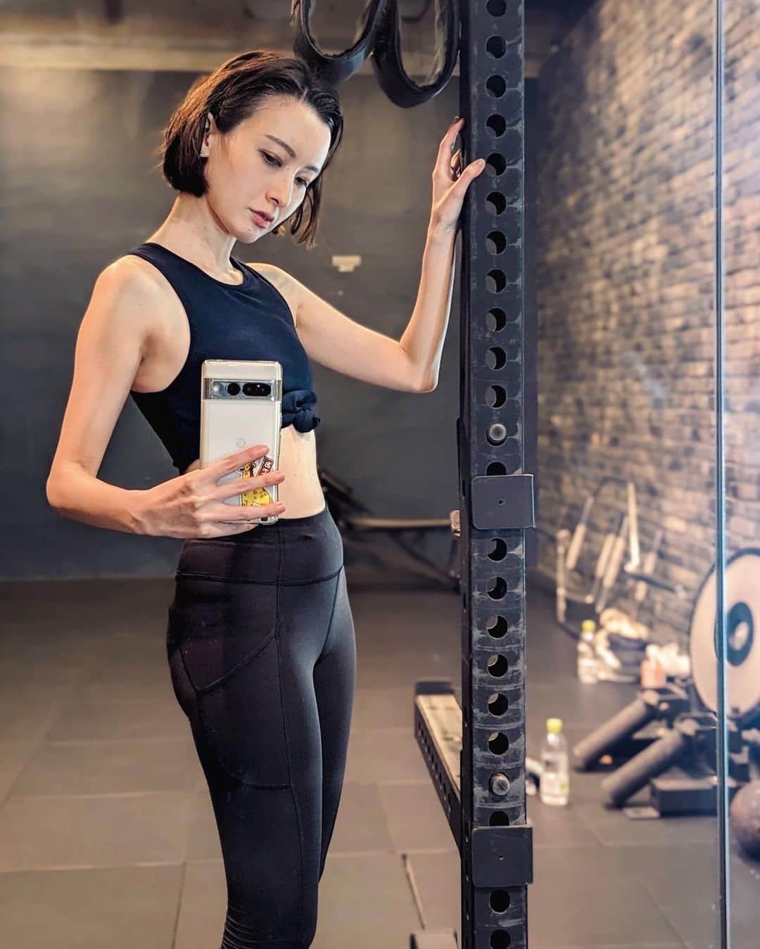 前田紀至子のインスタグラム：「相変わらず月15〜20回目安でジムにトレーニングに通う日々です。 月極のジムなので、時々はトレーナーさんにフォームをチェックしていただくことはあれど基本的には自己流。  そんな中幸運にも女性限定のパーソナルトレーニングを指導している茉菜ちゃん @mana_moalis にフォームを徹底的に教えていただき意識し直す機会に恵まれました。 短時間の間に気付きや学びが多々あったのが嬉しかった！  鏡越しに写真を撮って見る限り、立ち姿勢がまだまだ綺麗じゃないし、腹筋に力も入っていない。 動き一つ一つについ変な癖がつきがちな事も気になるし、なりたいイメージにはまだまだ。 だからこそ茉菜ちゃんにはこれからも定期的にお願いしたいなと思っています。  #gym#ジム#personaltraining#lululemon#ルルレモン」