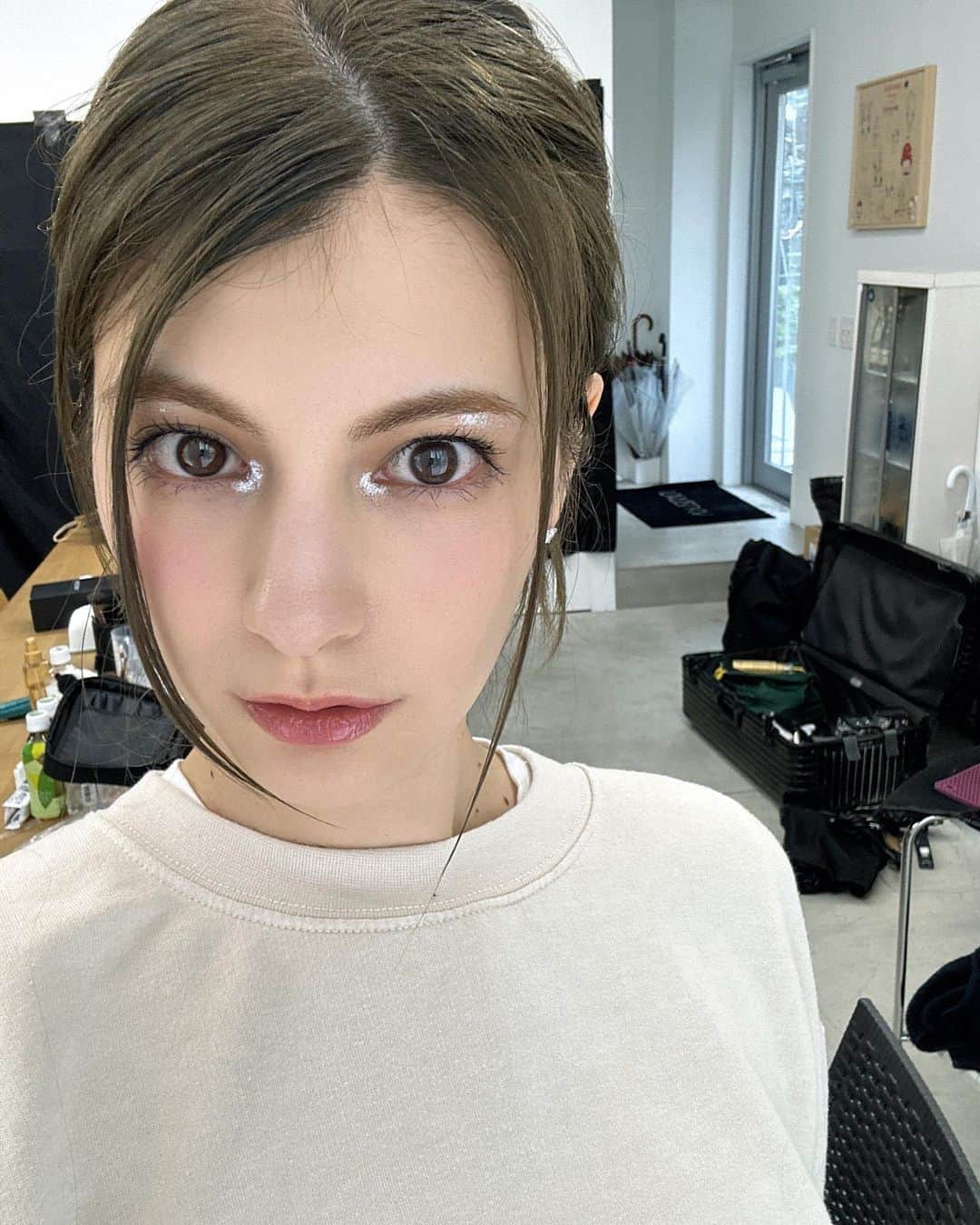 マギーのインスタグラム：「今日のヘアメイクがかわいかった🤍 着替えたあとだから髪の毛ぼさぼさしちゃった😳  久しぶりにTVのお仕事でした〜！」