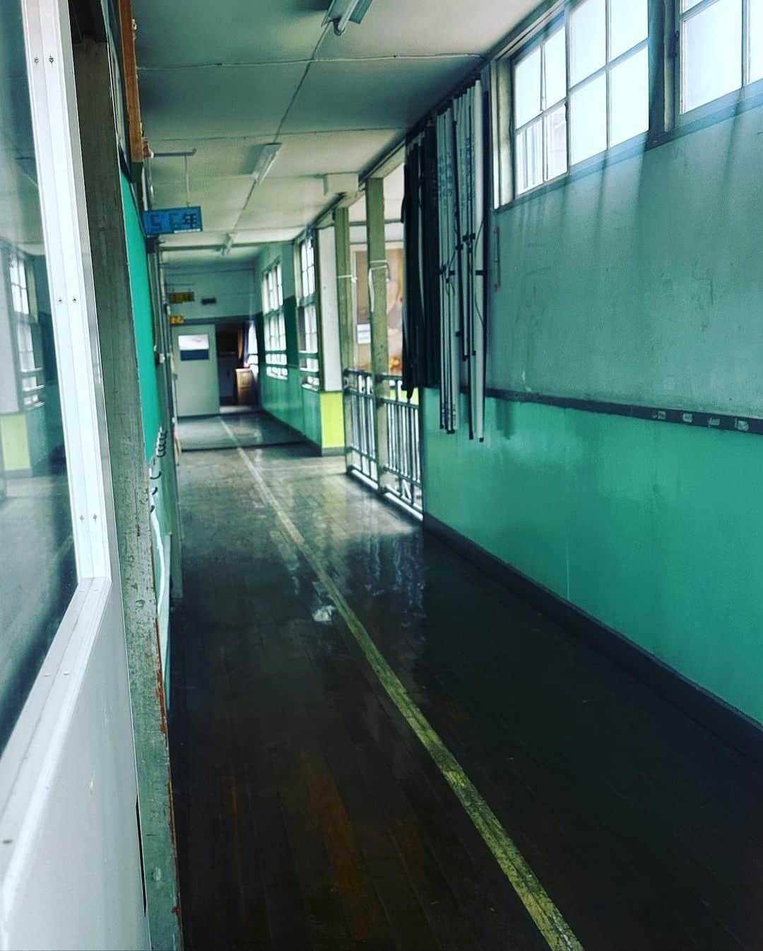 マッコイ斉藤さんのインスタグラム写真 - (マッコイ斉藤Instagram)「48年前の小学校の階段と廊下！」4月26日 18時42分 - maccoi_saito