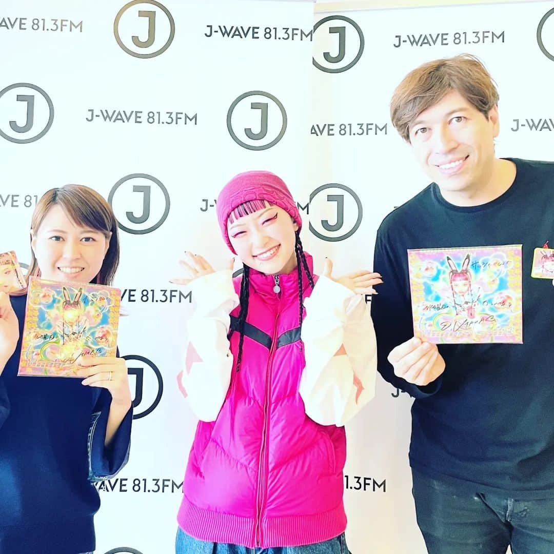 Saschaさんのインスタグラム写真 - (SaschaInstagram)「今日のJ-WAVE STEP ONEにはおよそ1年半ぶりに詩羽さん登場、水曜日のカンパネラでした！おしゃれで楽しい詩羽さんとのトークはあっという間でした！サイン入りCDもリリースに先駆けて頂いてしました！ファンの皆様すみません！ダジャレやネタも満載のニューEP最高です。配信ではすでに聴けます！」4月26日 18時43分 - sascha348