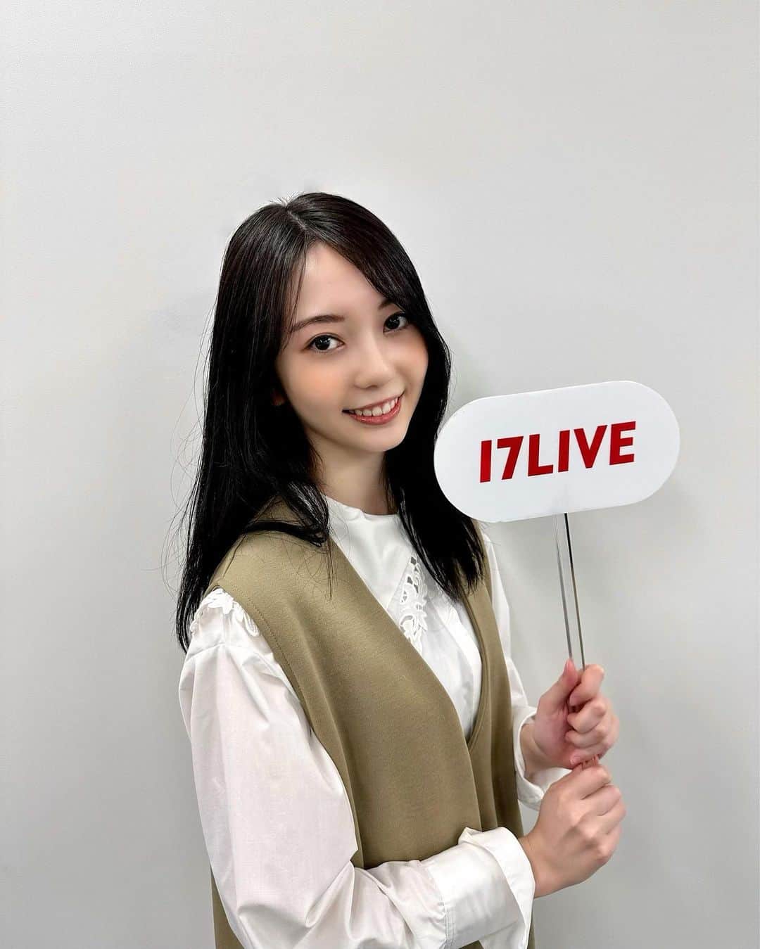 漆畑瑠菜のインスタグラム：「new🐇風チーク🙌🏻  ・ 昨日はライバー交流会でした。ディスカッションやビンゴ大会そして、美味しいビュッフェに感動した💕 本社に行くと毎回スタッフさんに「大人になったね〜」 「人見知り直ってない?!別人みたい」「自分から話しかけてるすごい🥹」と保護者かのように成長を褒められます。 イチナナライブは18歳からやってるので、私のホームみたいな所です🏠 ・ #17live#ライバー#ライブ配信 #新人女優#セルフィー」