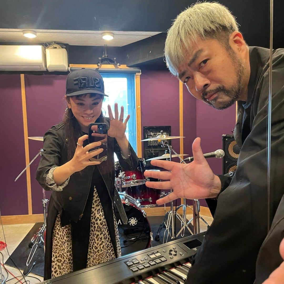 azumiのインスタグラム：「追記 突然ですが20時からインスタライブやります  ---------------------- 昨日はSWINGOさんとリハでした！ たっぷりめな曲数を仕込み ライブはいよいよ今週末 4/30日曜日です😊 是非是非  ストーリーズにリンク貼りますね https://t.livepocket.jp/e/0430yukuido  @yukuido_workshop  @massanbashiryofficial」