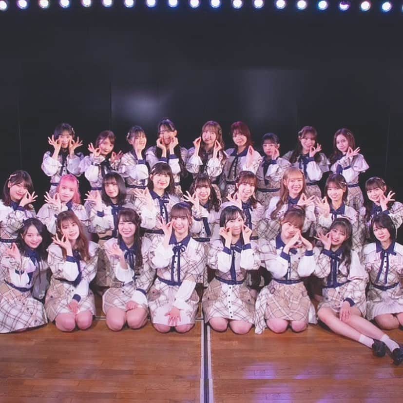 のインスタグラム：「💧‬ * 4/21に活動休止前ラストの #雫公演 がありました🐝 アンコール後、｢直角sunshine｣と｢約束よ｣の 2曲を披露しに劇場におじゃましてきました☺️🫶 チーム8の雫が虹になりましたぁ🌈 みんなと一緒にこのステージに立ててしあわせでした😌💖 またみんなと立てますように🍀😊 * みんな写るように加工して、色々矛盾点消したりしたら画質絶妙になった🥲 特に一枚目📸 * #pyonstagram  #AKB48 #チーム8 #チームB #浅井チームB #アイドル #富山 #富山県 #はるpyon #橋本陽菜 #圧倒的橋本陽菜 #橋本陽菜を広める」