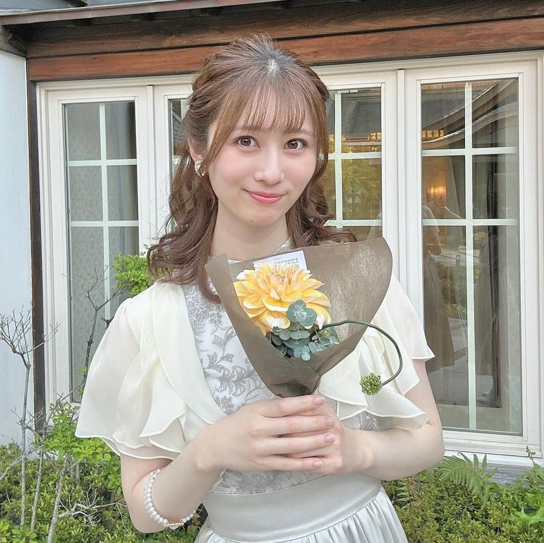 大脇有紗のインスタグラム：「空の結婚式でいただいたお花🌸 #お花似合う女子になりたい   週の半ば！！ここ踏ん張ればGWですね！！ みんなわたしに力をおおお👊  #結婚式 #ブーケ #ミニブーケ #四つ葉のクローバー  #三つ葉のクローバー  #ヘアアレンジ」