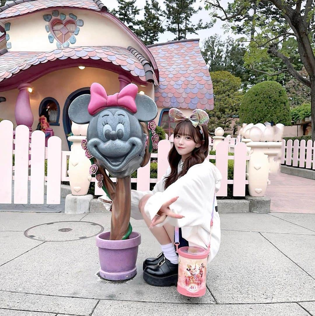 葉月沙耶さんのインスタグラム写真 - (葉月沙耶Instagram)「🏰💭🎀  #トゥーンタウン #トゥーンタウンの壁 #ミニーちゃん #ミニーコーデ #ミニーちゃんの家 #ミニーちゃんグッズ #ディズニーカチューシャ #ディズニーコーデ #ディズニー #ディズニーランド #ディズニーグッズ #ディズニー写真部 #ディズニー部 #ディズニーカメラ隊 #oy #bubbles #厚底 #ディズニー40周年」4月26日 18時49分 - sayapon_310