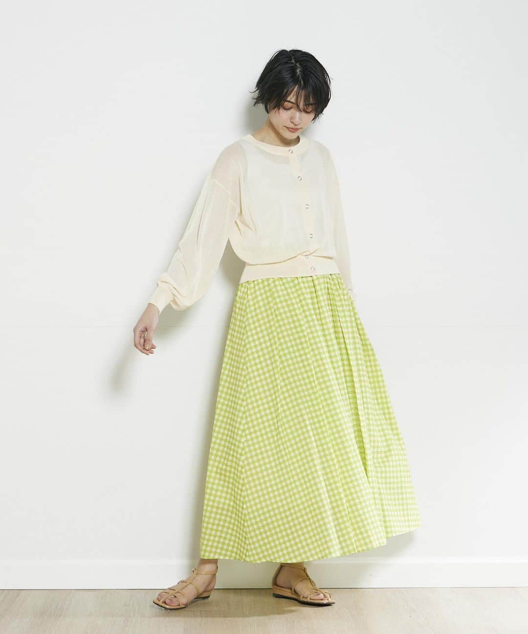 clearimpression_officialのインスタグラム：「• INED CLARO   NEW IN　～April～  いつものコーデを今っぽく  ギンガムチェックフレアースカート ￥16,280 (税込)  #inedclaro #イネドクラロ #大人カジュアル　 #きれいめカジュアル #ギンガム #スカート #フレアスカート #大人女子 #flandreonlinestore」