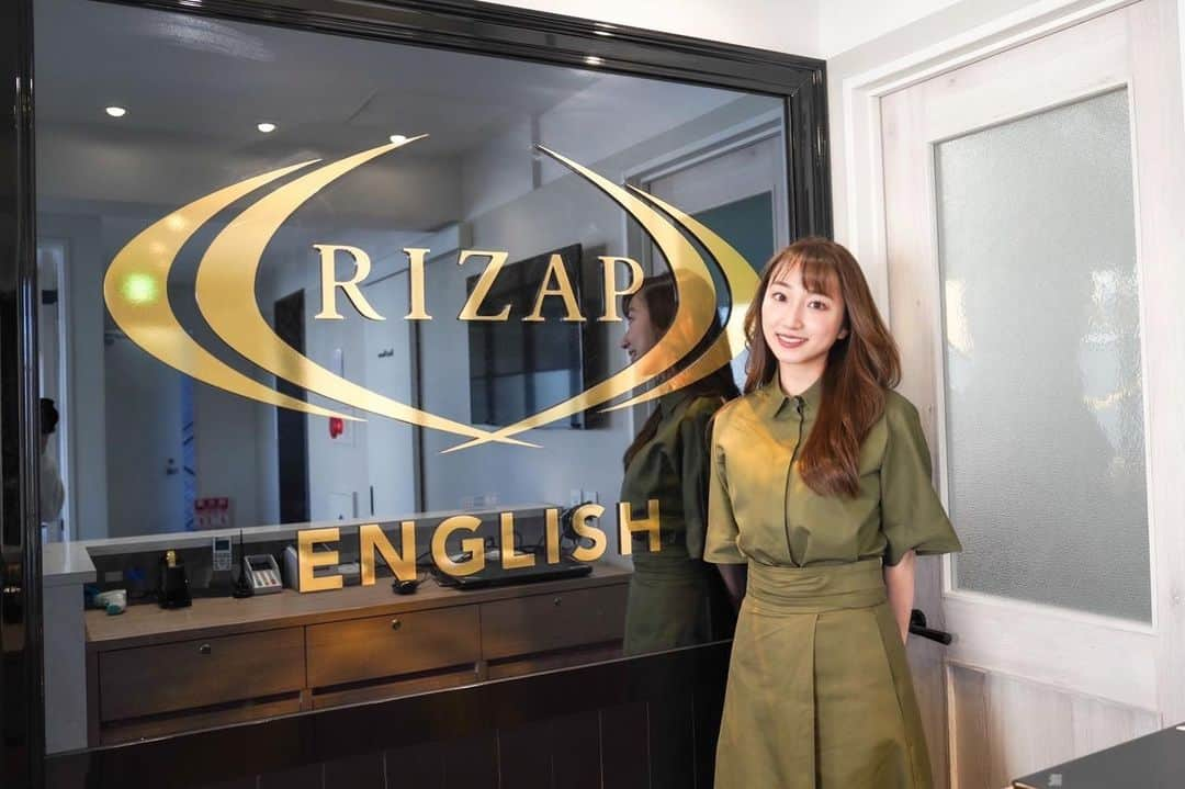 笹木香利のインスタグラム：「笹旅での渡英にむけて、英語の勉強をRIZAP ENGLISHではじめてました☺︎◎  これだけ海外のスポーツが好きなのに、英語には苦手意識があり。。  特に文法がからっきし… SVOCって聞いたことあるけど結局なんなの？名詞？副詞？助動詞ってなに。現在完了？過去完了？しかも進行してる形もあるの？？ 一体どういうこと？？？？状態。  中学の英語の授業がネイティブスピーキングを重視したものだった分、このレベルにしてはリスニングだけだいぶマシ！ という謎の能力値で挑みます…！  次の投稿でどんなレッスンを受けているのか書くので、英語学習なにがいいのか迷ってる…という方はぜひ参考にしてみてくださいね！🫶」