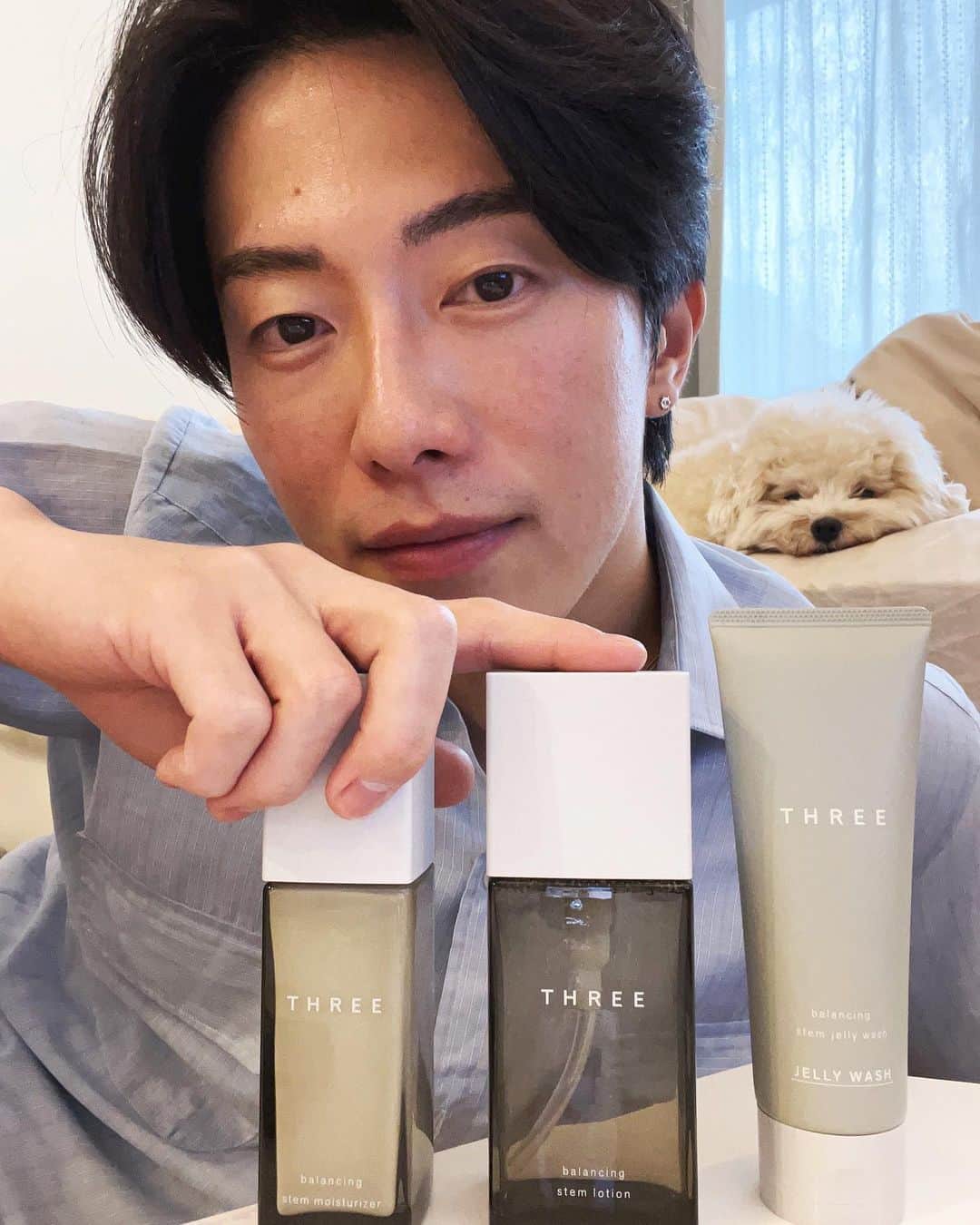 Rintarou Asari 浅利 琳太郎さんのインスタグラム写真 - (Rintarou Asari 浅利 琳太郎Instagram)「THREEの新ステムラインは、精油の香り。 精油の奥深さを知って夜のスキンケアの時間がとても楽しみにしている自分がいる。  ナチュラルとサイエンスのバランスでできたこのシリーズは心地よさだけではなく肌への期待もできそう。。　朝のスキンケアも気持ちが切り替わり、良い1日のスタートとして朝を迎えれてます。  是非皆さんも  @threecosmetics  #threecosmetics #THREEBALANCING #BalancingStem」4月26日 18時54分 - rintaro_asari