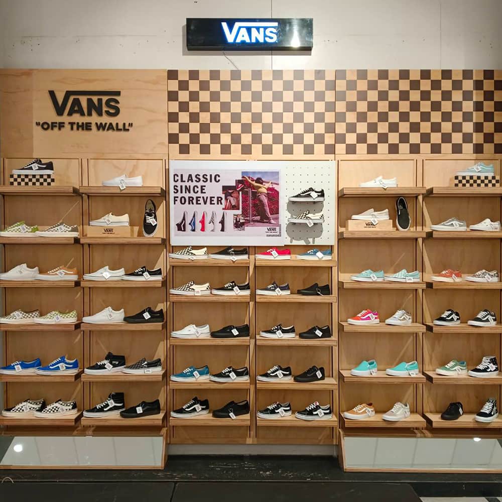 Vans Philippinesさんのインスタグラム写真 - (Vans PhilippinesInstagram)「🏁The new Shop-in-Shop of Vans at The SM Store Rosario officially opened today! 🏁  Visit now to shop and experience the latest Vans collection (footwear, apparel, and accessories) at the Second Floor Men’s Shoes Department.   See you there, Vans Fam! 😀  #VansPhilippines」4月26日 19時03分 - vansphilippines