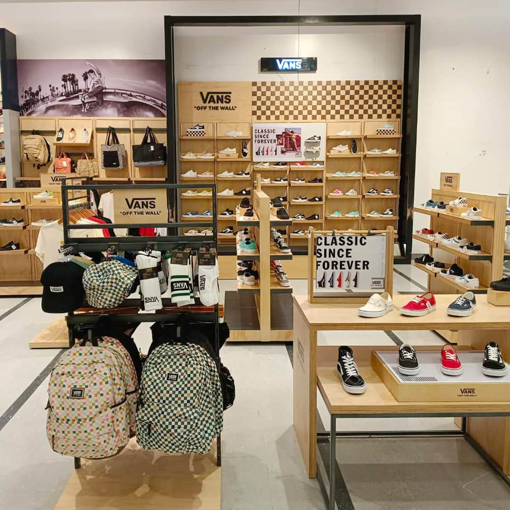 Vans Philippinesさんのインスタグラム写真 - (Vans PhilippinesInstagram)「🏁The new Shop-in-Shop of Vans at The SM Store Rosario officially opened today! 🏁  Visit now to shop and experience the latest Vans collection (footwear, apparel, and accessories) at the Second Floor Men’s Shoes Department.   See you there, Vans Fam! 😀  #VansPhilippines」4月26日 19時03分 - vansphilippines