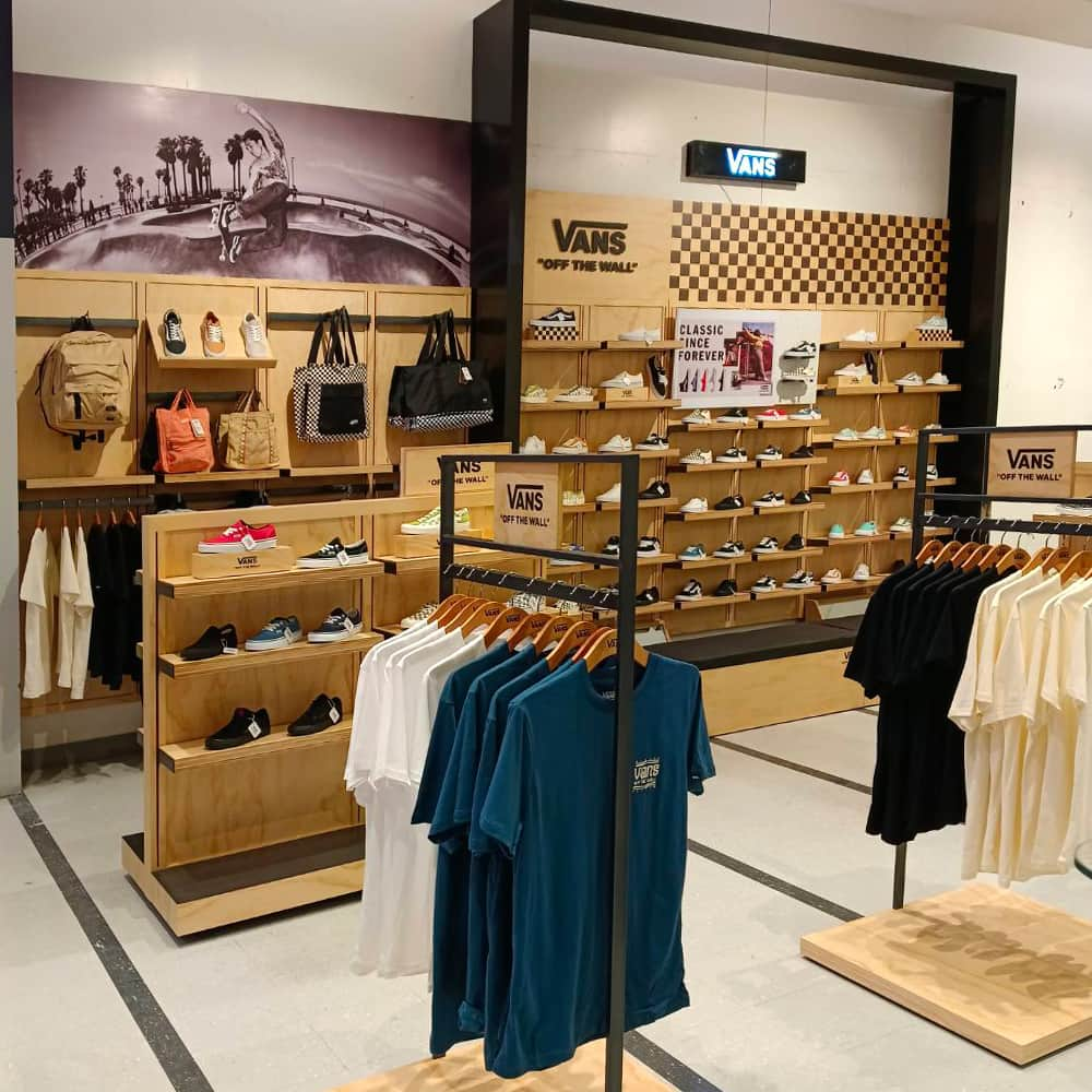 Vans Philippinesさんのインスタグラム写真 - (Vans PhilippinesInstagram)「🏁The new Shop-in-Shop of Vans at The SM Store Rosario officially opened today! 🏁  Visit now to shop and experience the latest Vans collection (footwear, apparel, and accessories) at the Second Floor Men’s Shoes Department.   See you there, Vans Fam! 😀  #VansPhilippines」4月26日 19時03分 - vansphilippines