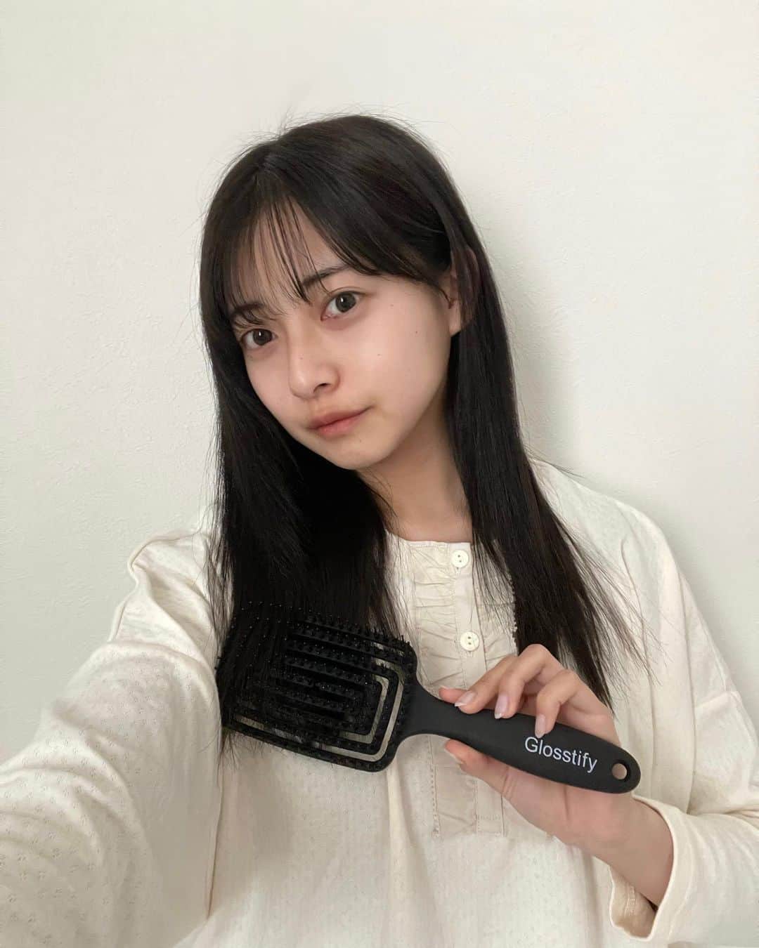 千葉祐夕のインスタグラム：「@glosstify_official さんのヘアブラシが最強すぎました‪‪、、！  ドライヤーの熱が通りやすいように、ブラシの間が空いていて、ブラシの毛も2種類になっているみたいです、！ しかも、頭の形に合わせてブラシが形を変えてくれます、、 毎日さらさらで寝てます🌙  オススメすぎてママにも紹介しました笑   #ロフト展示会  #ロフトのコスフェス  #PR」