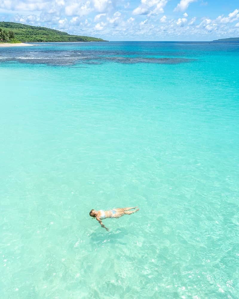 マリアナ政府観光局さんのインスタグラム写真 - (マリアナ政府観光局Instagram)「📍 #タガビーチ / #tagabeach  　　　　　　　　　　　　　　　　　　　 すっきりしないお天気の日はサイパン・テニアン・ロタのマリアナのビーチフォトで気分をあげよう👍 　　　　　　　　　　　　　　　　　　　 まるで宙に浮いているように見えるこの絶景のビーチは、テニアン島のタガビーチ。 水底に人影が映ってしまうほどに透き通った海を見ると、南の島マリアナに遊びきた！と実感する人が多いのだそう。 　　　　　　　　　　　　　　　　　　　 透明な海やそこで遊ぶ人々を見ているだけでも癒やされますが、実際にぷかぷかと浮かんでいる時の開放感は格別です。 海が落ち着いている時はぜひぷかぷか浮かんでみてくださいね。 　　　　　　　　　　　　　　　　　　　 週末は地元の子ども達の遊び場になるタガビーチも平日はわずかに観光客が訪れるだけ。 プライベートビーチ気分を味わえる平日に遊びに行くのがオススメです。 　　　　　　　　　　　　　　　　　　　 サイパンからテニアンへの移動中は良いとキャプテンの隣の席に座れちゃう❗❓冒険心がくすぐられると話題の小型飛行機の旅も楽しんでくださいね😁  　　　　　　　　　　　　　　　　　　　 📸 MANA @222_mana  　　　　　　　　　　　　　　　　　　　 　　　　　　　　　　　　　　　　　　　 　◤ 　　サイパン直行便就航記念！ 　　サンキューセールで3万円お得にサイパン旅行！ 　　https://japan.mymarianas.com/news/13224/ 　　　　　　　　　　　　　　　　　　　　　　　　 ◢  ￣￣￣￣￣￣￣￣￣￣￣￣ @mymarianas_mva ではサイパン、テニアン、ロタの観光情報やキャンペーン情報を紹介しています。フォローして旅行準備に役立ててくださいね。　 　　　　　　　　　　　　　　　　　　　 2022/9/1 成田～サイパン 🏝 直行便就航 成田発　週3便（火・木・日） 　　　　　　　　　　　　　　　　　　　 🆕 LINE公式アカウントはじめました！ ⏩ https://lin.ee/B0xikK8　 ＿＿＿＿＿＿＿＿＿＿＿＿ 　　　　　　　　　　　　　　　　　　　 　　　　　　　　　　　　　　　　　　　 #サイパン #テニアン #ロタ #マリアナ  #マリアナ旅行 #海外旅行 #島旅 #離島巡り  #ブルーチャージ #透明な海 #海が好き  #夏旅行 #旅行気分 #旅行計画 #絶景旅  #saipan #tinian #rotaisland  #sea #island #tropic #summerholiday #travel  #naturelocation #vacationvibes #beach」4月26日 19時00分 - mymarianas_mva
