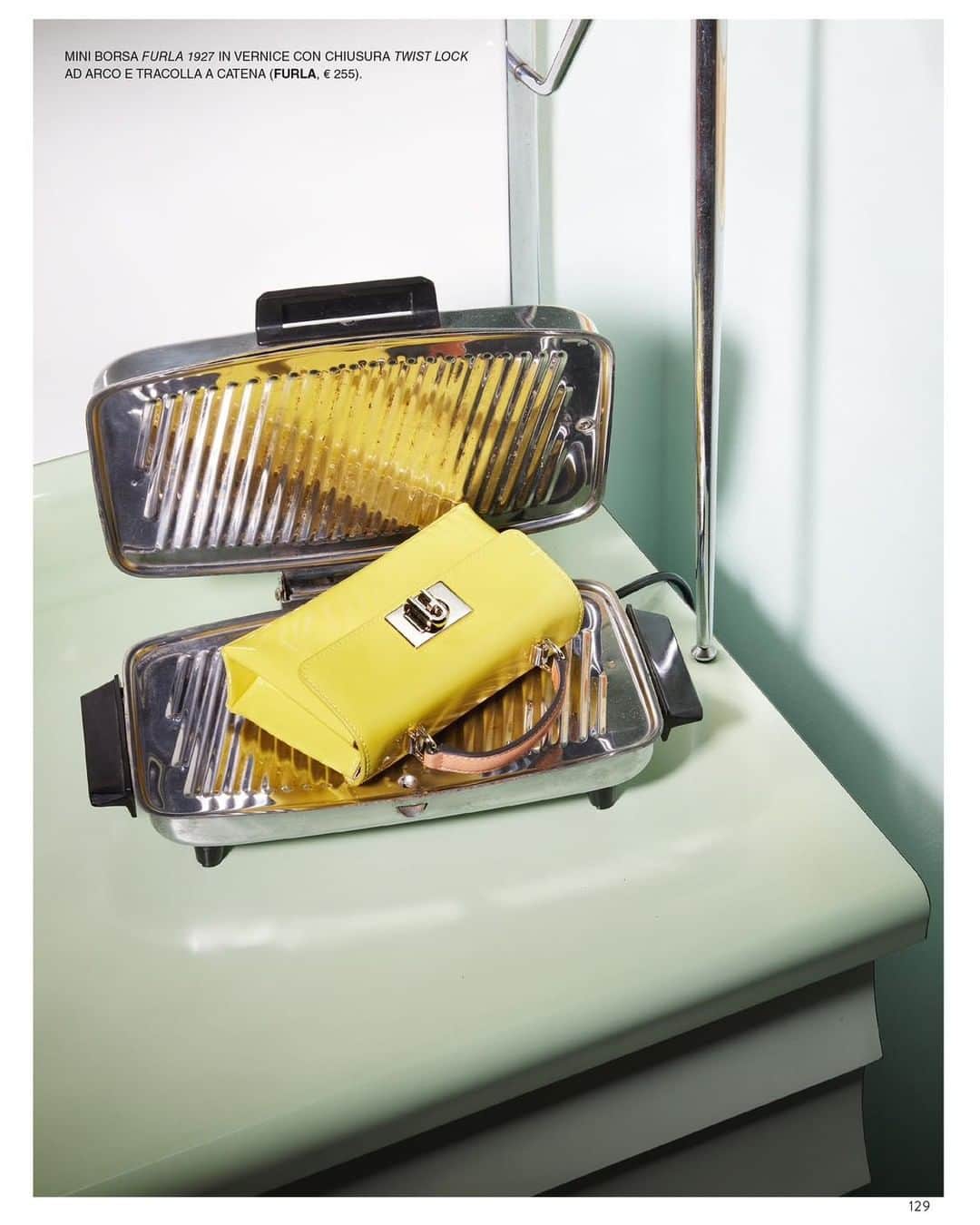 フルラのインスタグラム：「Start the day in a good mood with a pop of color. The new Furla 1927 mini, featured on @grazia_it.  @silvia_grilli #grazia_it @gaiagiovetti @intothelucio   #FurlaSS23 #Furla」