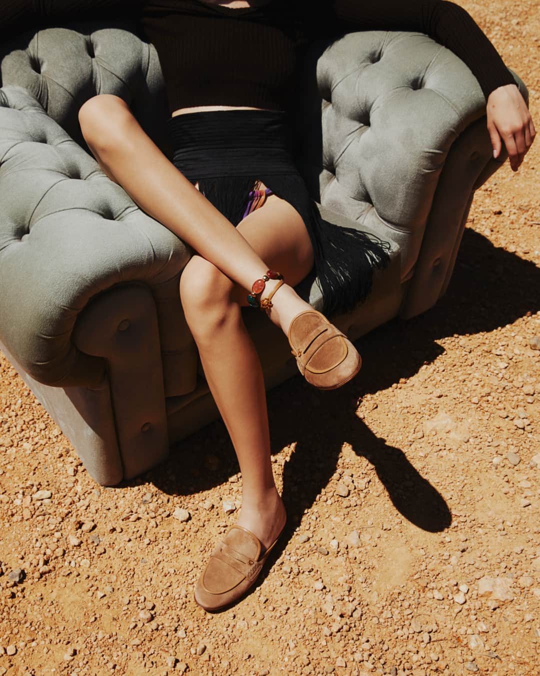 ジャンヴィートロッシさんのインスタグラム写真 - (ジャンヴィートロッシInstagram)「Versatile flat styles imbued with desert hues: our Florio mule and Vesta sandal stand out as the ultimate season's staples.  #GianvitoRossi」4月26日 19時00分 - gianvitorossi