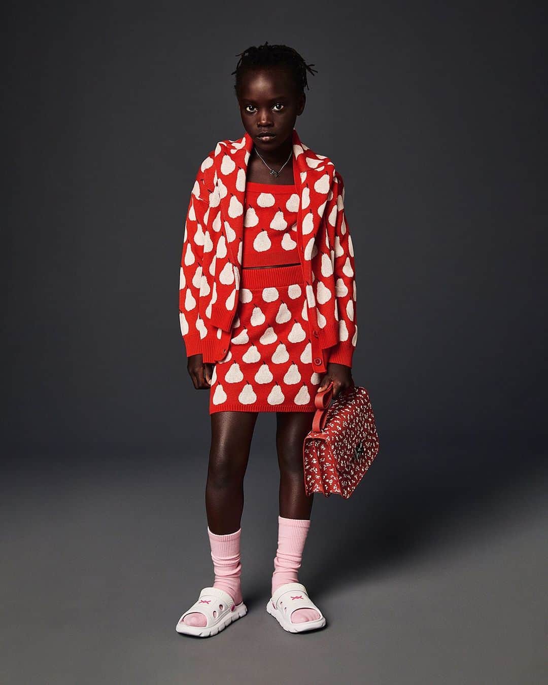 ベネトンのインスタグラム：「Little icons wearing iconic patterns.  Discover the new SS23 Kids collection by @andreaincontri on benetton.com and in store.」