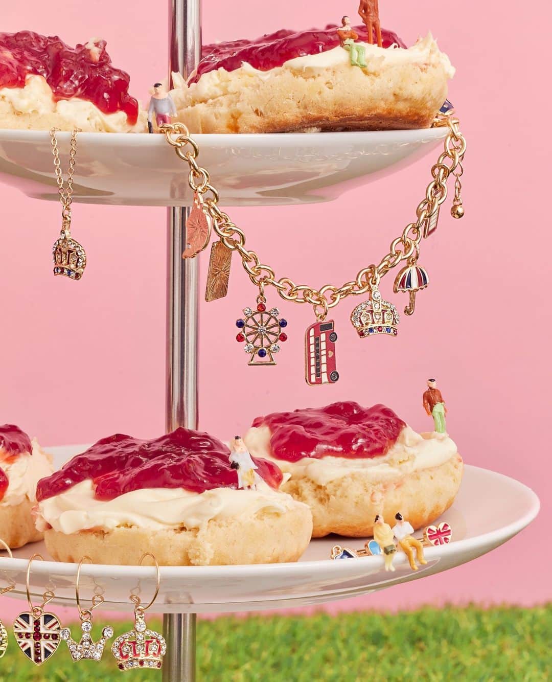 アクセサライズのインスタグラム：「A coronation tea party (with added accessories) 💎⁠ Shop now」