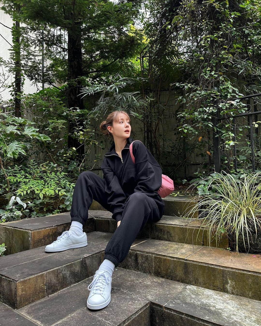 のインスタグラム：「🏃‍♀️🌿  ローラちゃんが作った スウェット着てみた🌿  ピンクバッグはユニクロ❤︎」