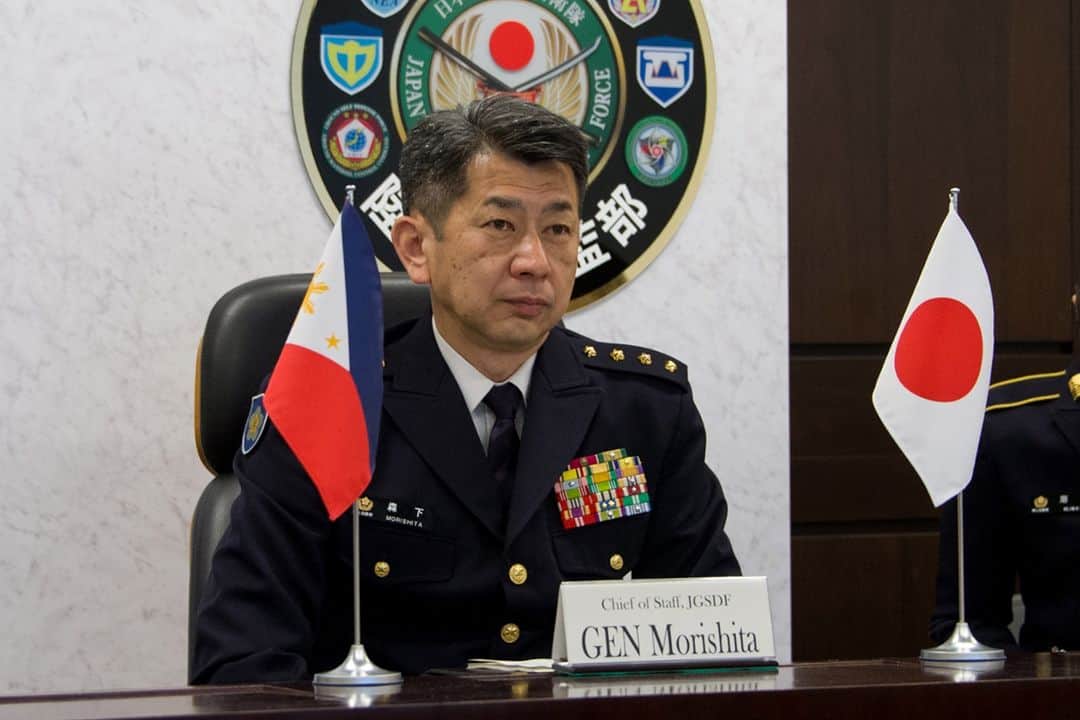 のインスタグラム：「４月２５日（火）、森下陸上幕僚長は、ブラウナー比陸軍司令官と着任後初となるハイレベル懇談（ＶＴＣ）を行いました。陸上自衛隊は、フィリピンをはじめとする同志国等との連携を推進してまいります。🇵🇭🇯🇵 #陸上自衛隊 #JGSDF #FOIP   On April 25, 2023, GEN Morishita, COS of JGSDF hold the VTC meeting with LTGEN Brawner, CG of the Philippine Army, the first senior-level meeting for GEN Morishita’s new appointment. JGSDF will further promote partnership with the Philippines and the other like-minded countries.🇵🇭🇯🇵 #JGSDF #foiporvoce」