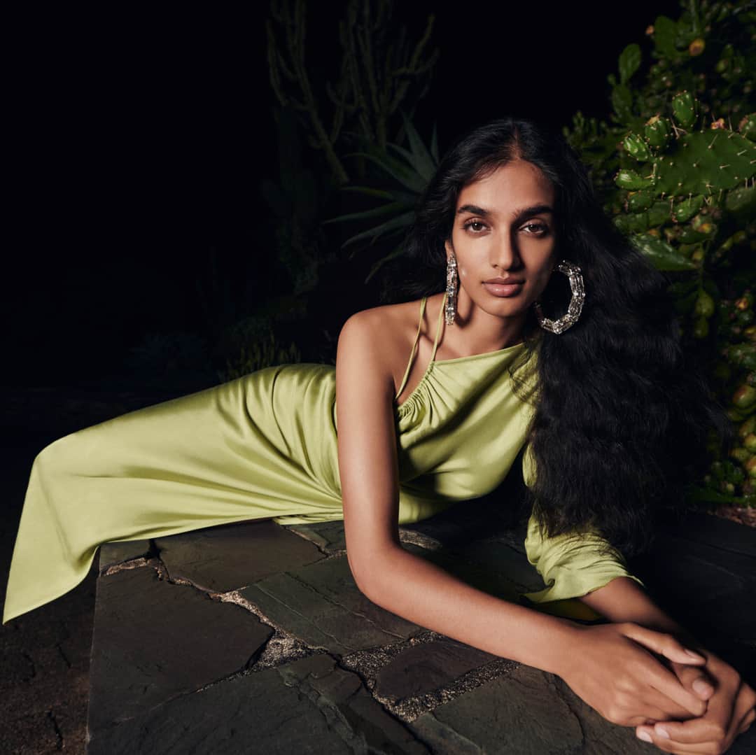 ベック&ブリッジのインスタグラム：「The Kai Asym Maxi Dress features one open shoulder with gathered strap detailing and one closed shoulder with long sleeve. The dress is complimented by gathers, a front leg split and straps at the open shoulder that tie at a smooth back. ​​​​​​​​​  #becandbridge #embody #newarrivals」