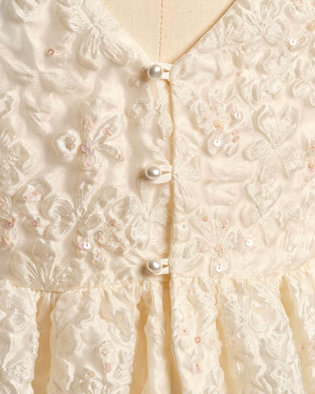 bonpointのインスタグラム：「Bonpoint Couture SS23 | Swan lake. 🦢​ This season, Bonpoint recreated a look that incorporates the perfect balance of traditional craftsmanship and innovation, of refinement and delicacy.​  #Bonpoint #BonpointSS23 #Couture」